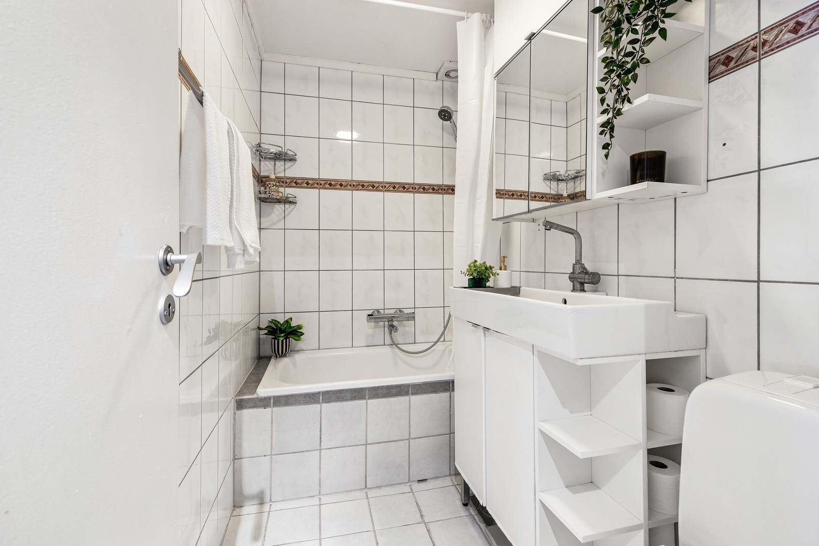 Helfliset bad med gulvvarme og avtrekk via elektrisk vifte i himling Galleribilde