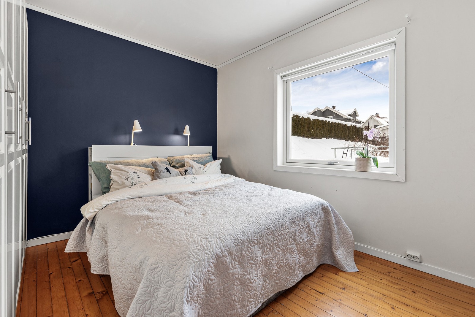 Boligen har totalt tre soverom, alle med fin plass til seng, nattbord og garderobeskap Galleribilde