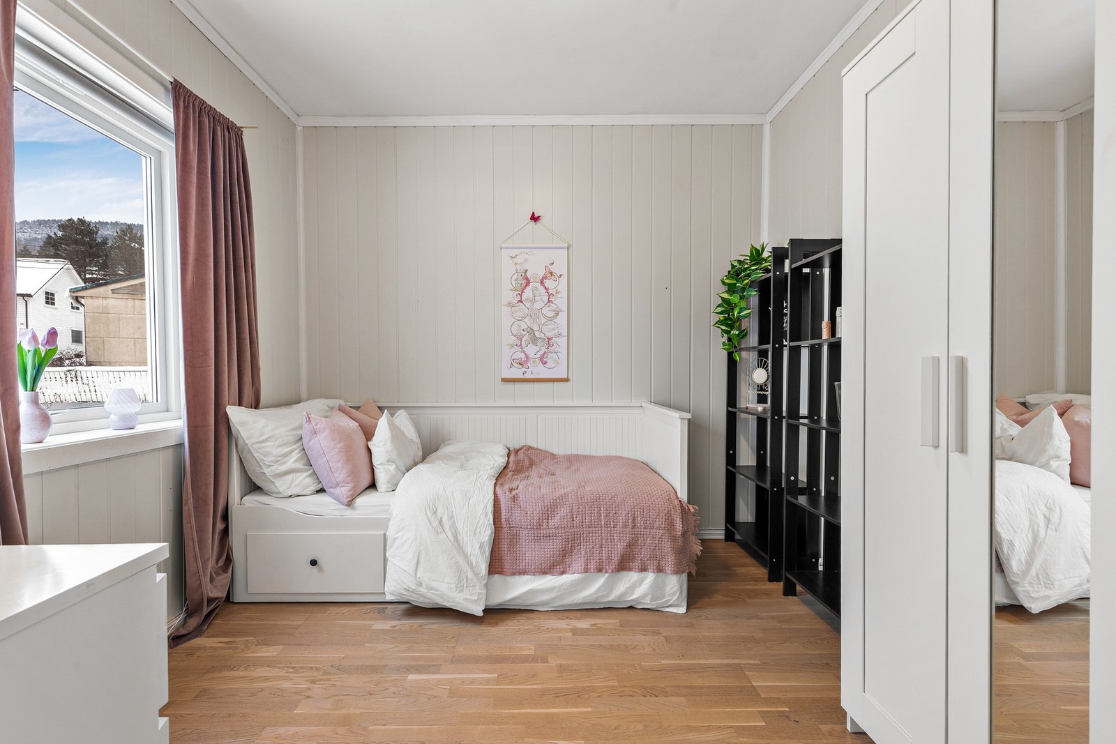 Soverom 2 har laminatgulv, panelplater på vegger og slett flate i himling Galleribilde