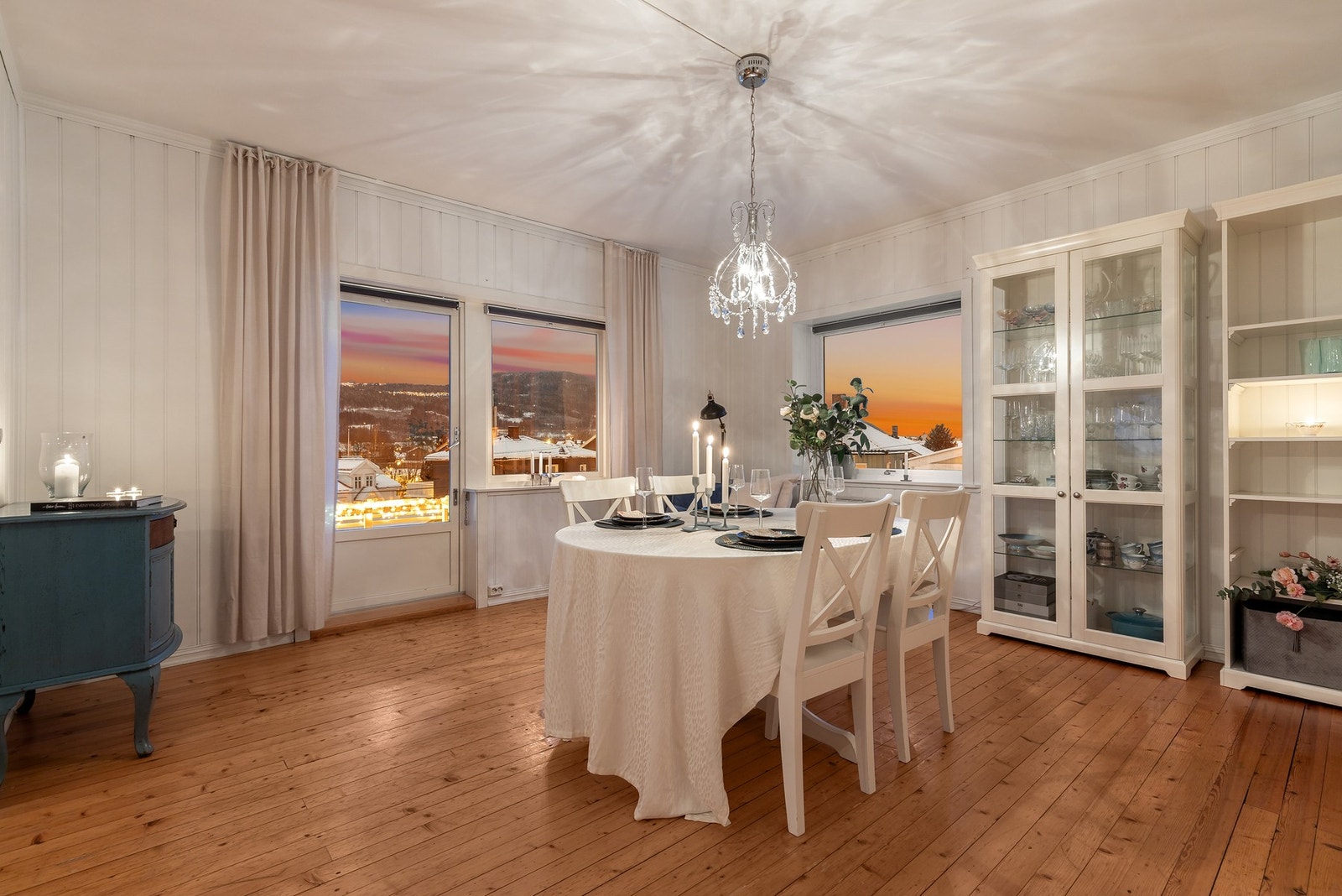 Fra spisestuen er det utgang til delvis overbygget terrasse Galleribilde