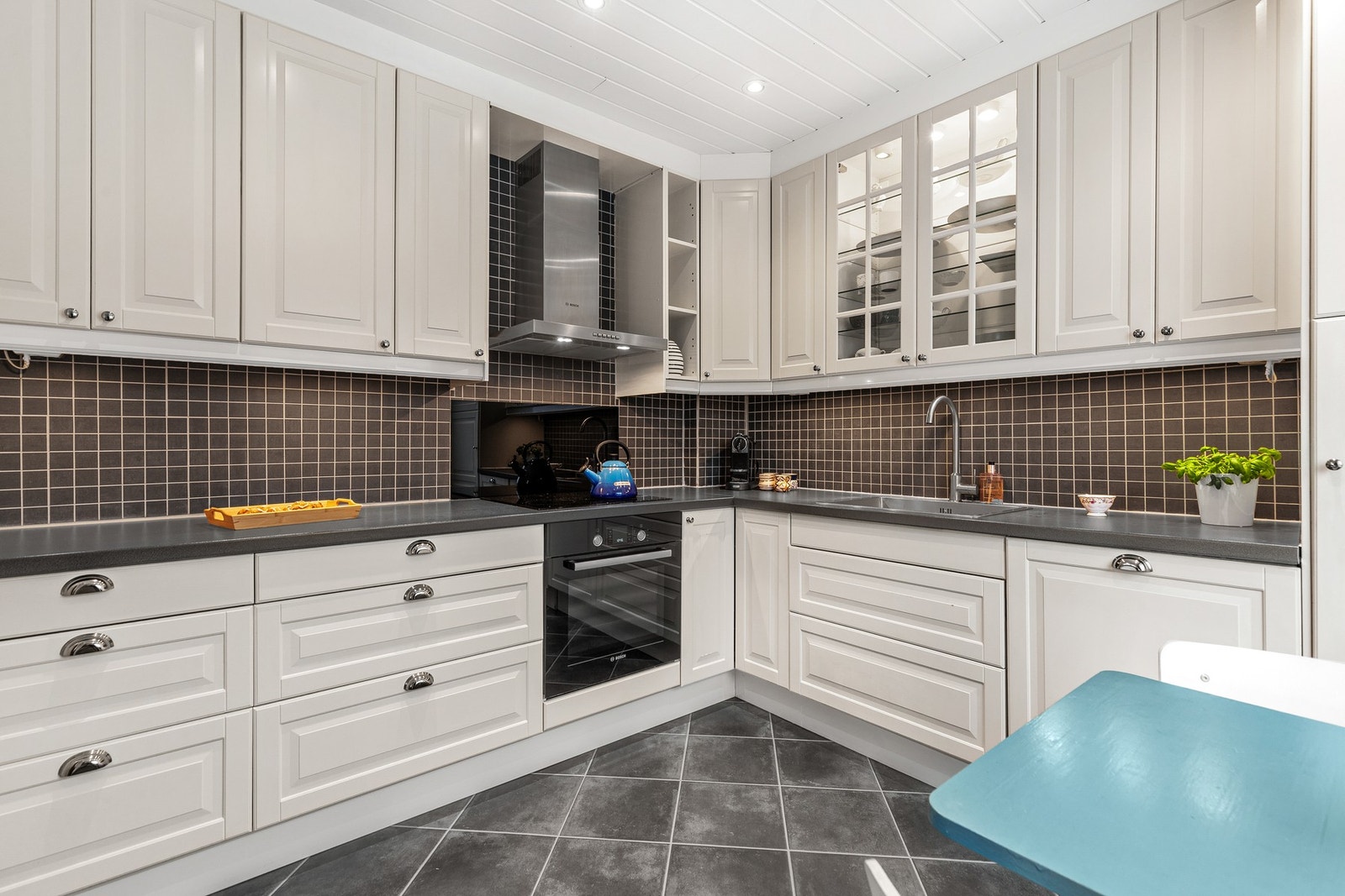 Innredningen har nedfelt platetopp og integrert stekeovn, kjøleskap og oppvaskmaskin Galleribilde