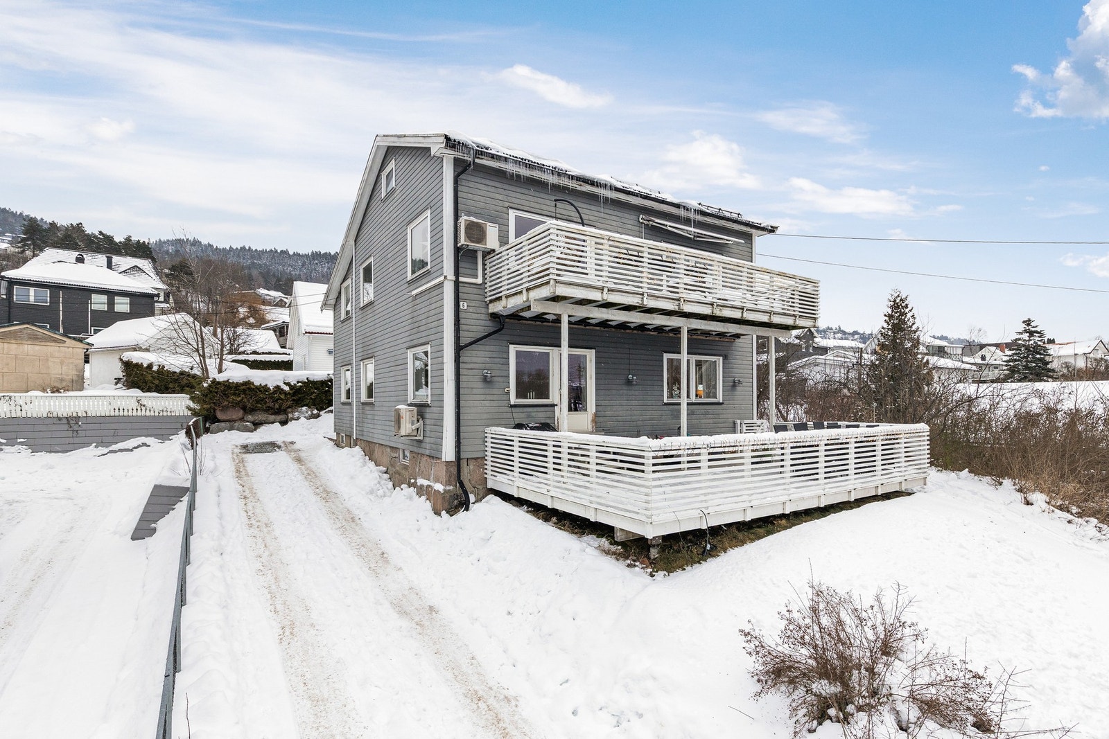 Parkering i felles, gruslagt gårdsplass Galleribilde