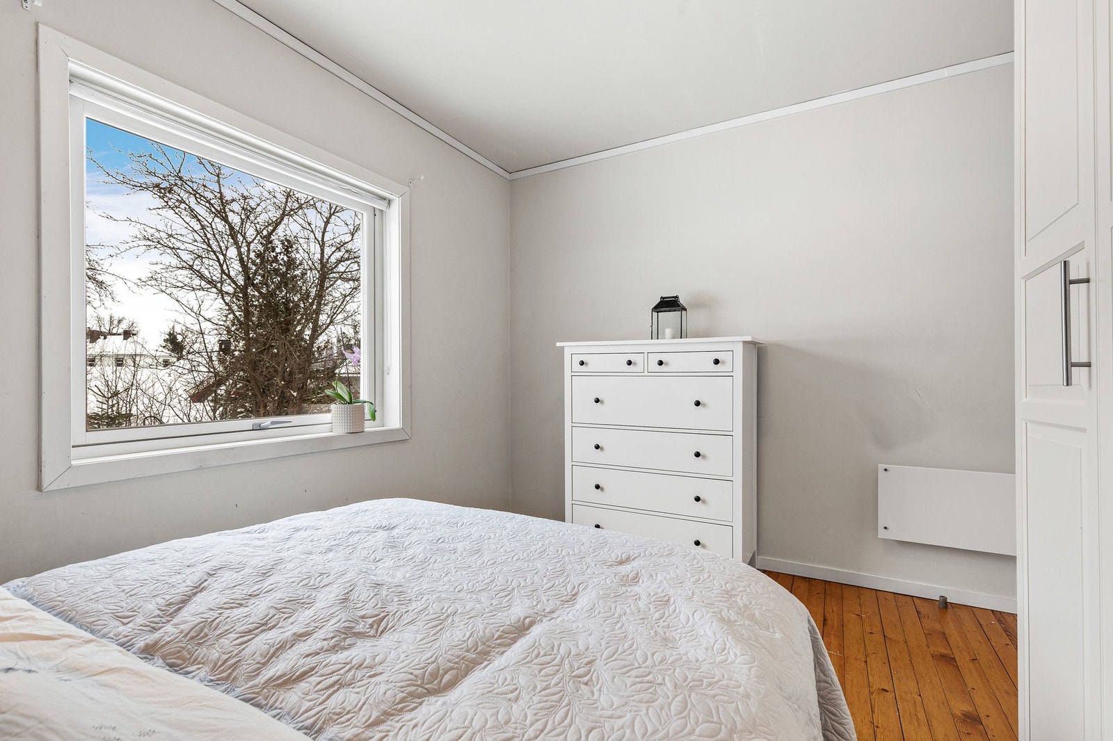 Hovedsoverommet har heltre gulvbord og malte flater på vegger og i himling Galleribilde