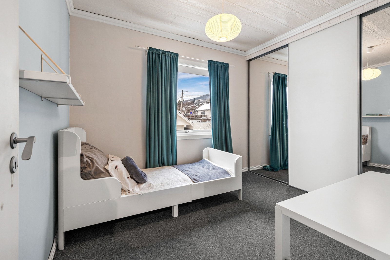 Soverom 3 har skyvedørsgarderobe og vegg-til-vegg teppe på gulv Galleribilde