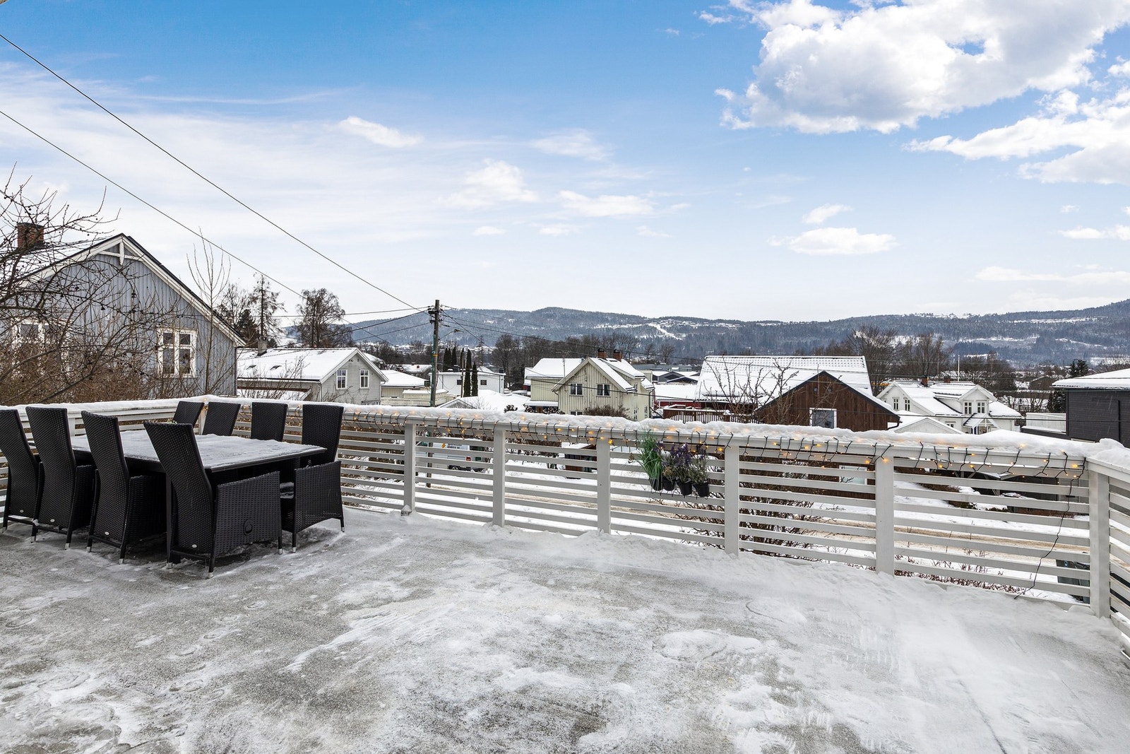 Terrassen er sydvendt og har gode solforhold store deler av dagen Galleribilde