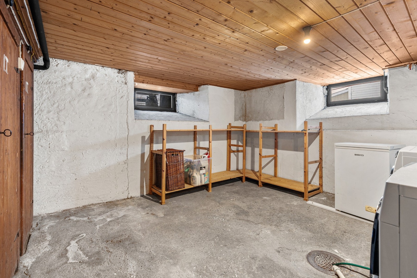 Det er godt med lagringsplass i boder i kjeller Galleribilde