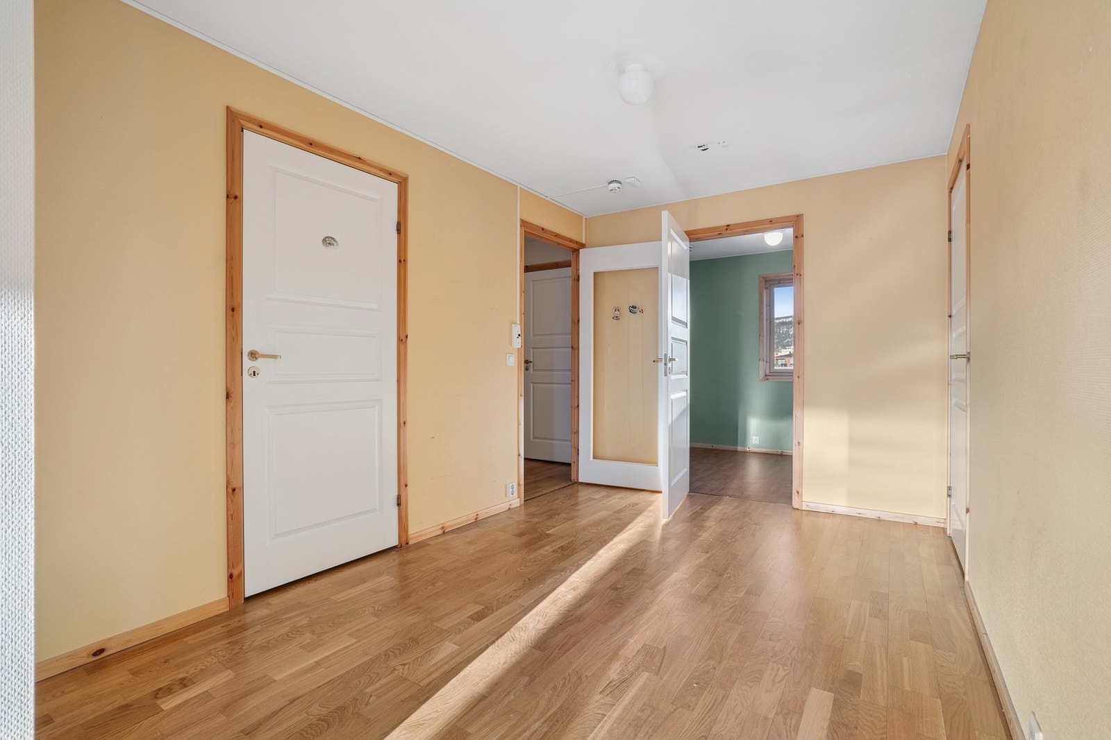 Åpen og romslig entre på 10,5 kvm. Galleribilde