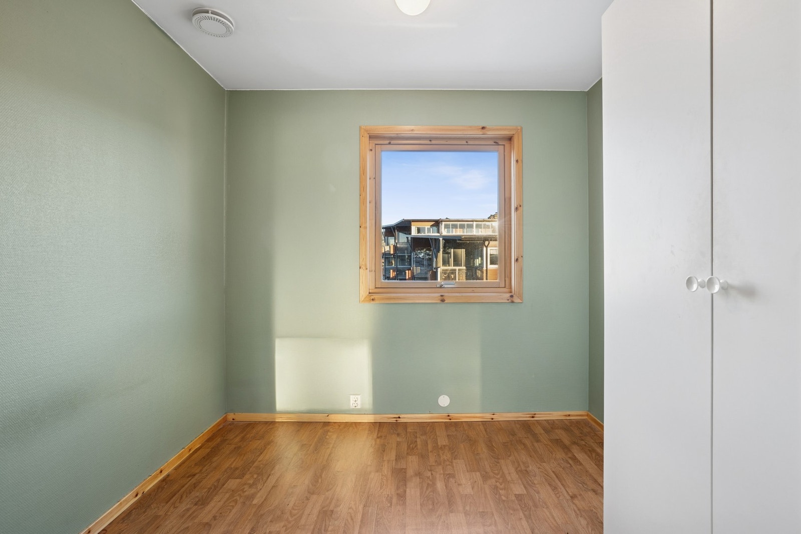 Soverom på 6 kvm med plass til seng og garderobeskap. Galleribilde