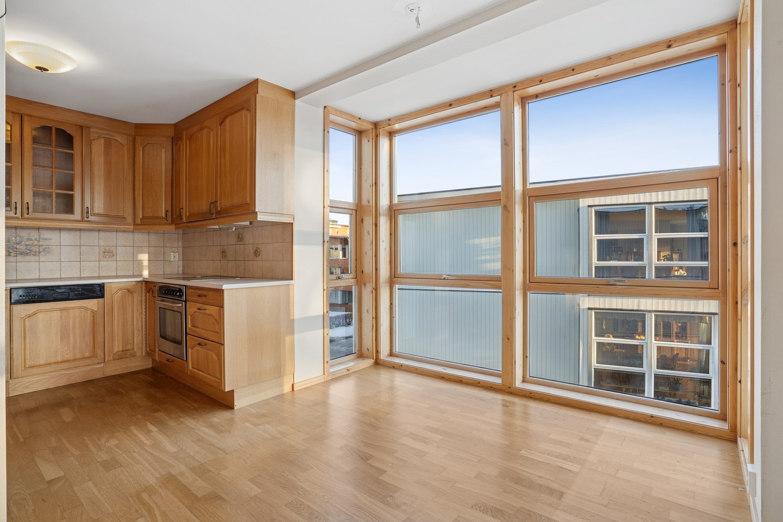 Lys og åpen spisestue med store vindusoverflater. Galleribilde