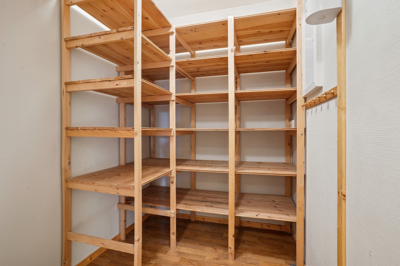 Innebod hvor det er gode muligheter for oppbevaring. Galleribilde