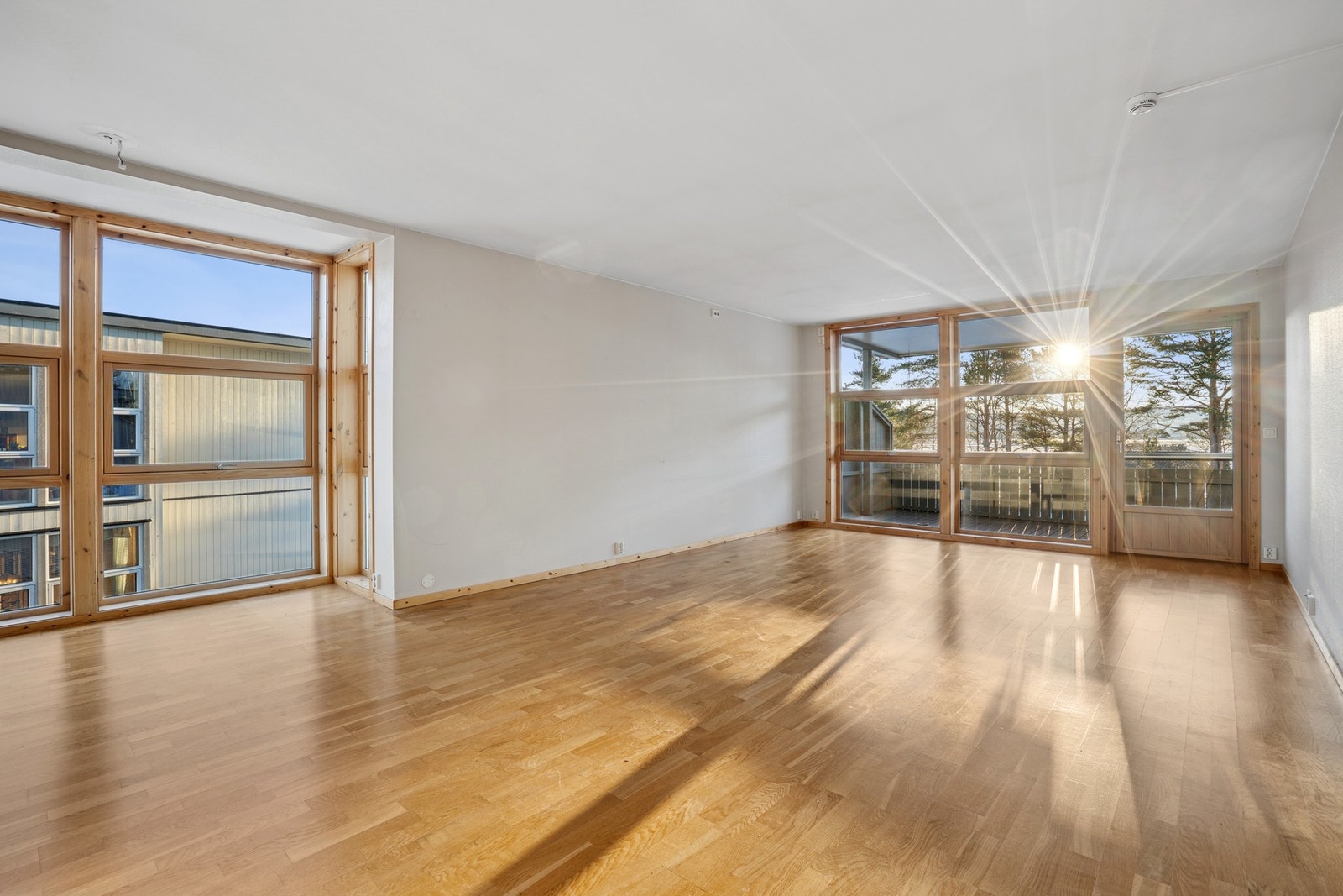 Store vindusoverflater som gir rikelig med naturlig lysinnslipp og utgang til balkong. Galleribilde