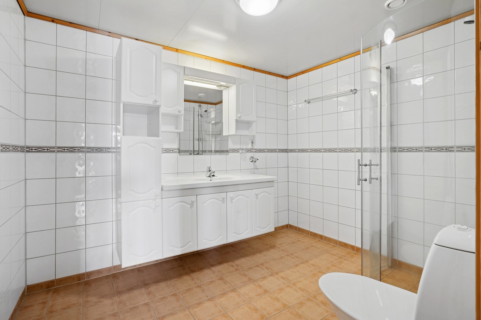 Klassisk helfliset bad med gulvvarme. Galleribilde