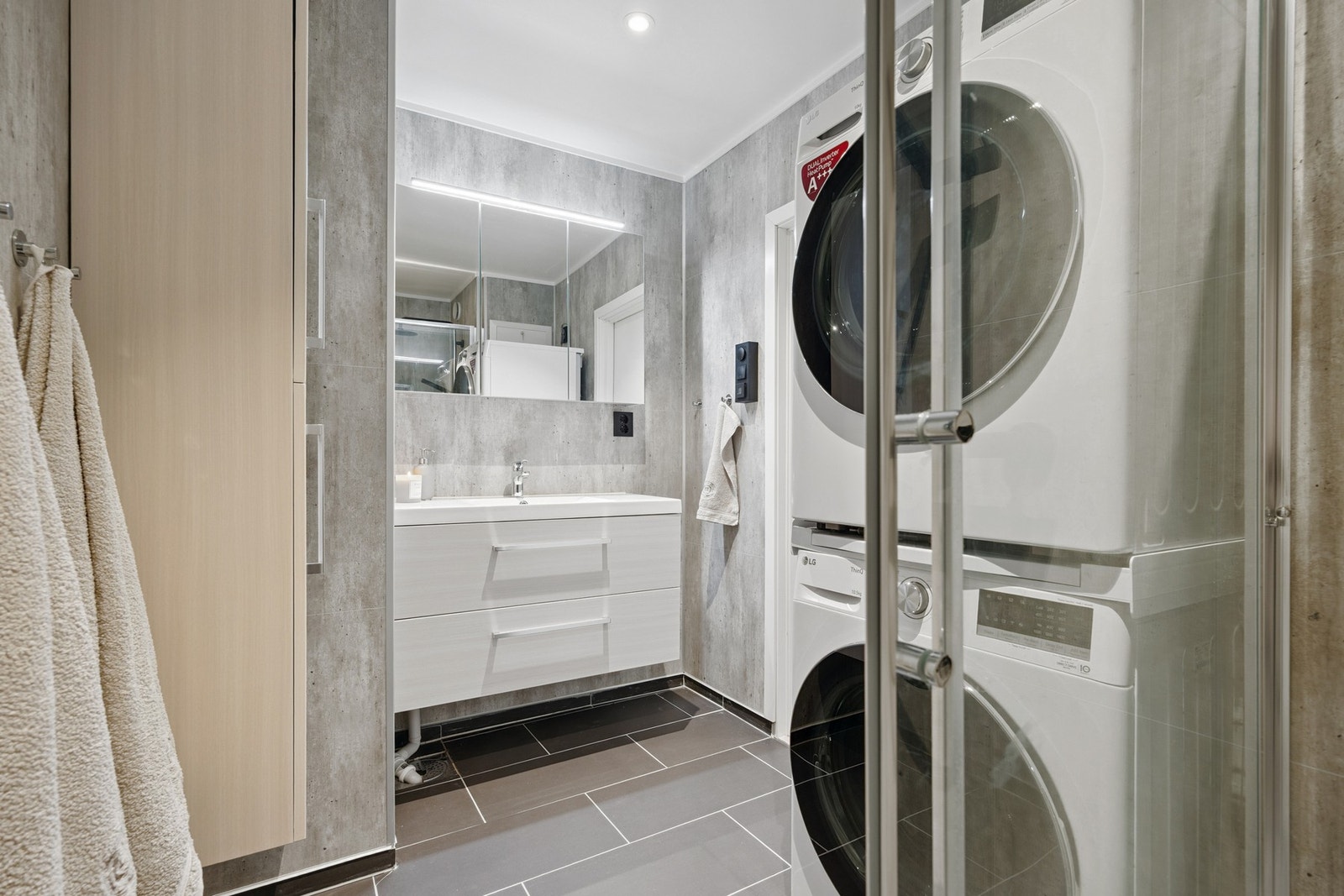 Badet, oppgradert i 2022, har moderne våtromsplater, stilren innredning og gulvvarme for ekstra komfort. Galleribilde