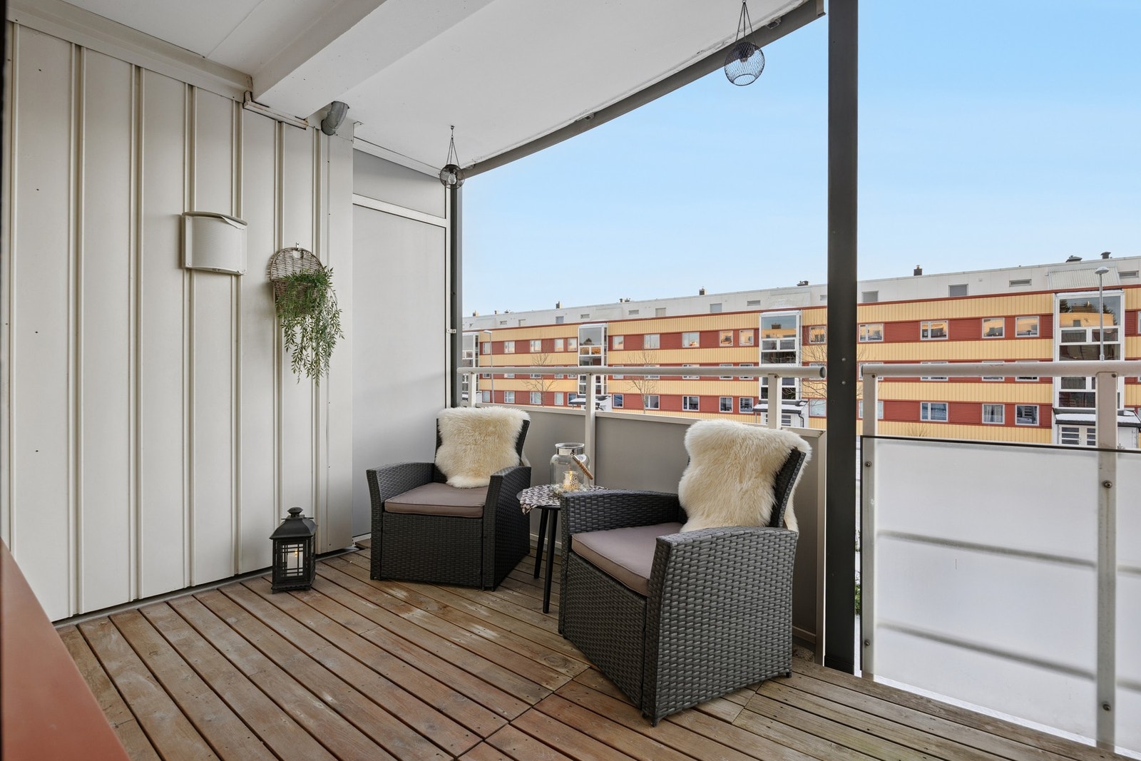 Fra stuen er det utgang til en romslig og solrik balkong på ca. 7 kvm, med gode solforhold fra ca. kl. 07.30 til 17.30 på sommerstid. Galleribilde