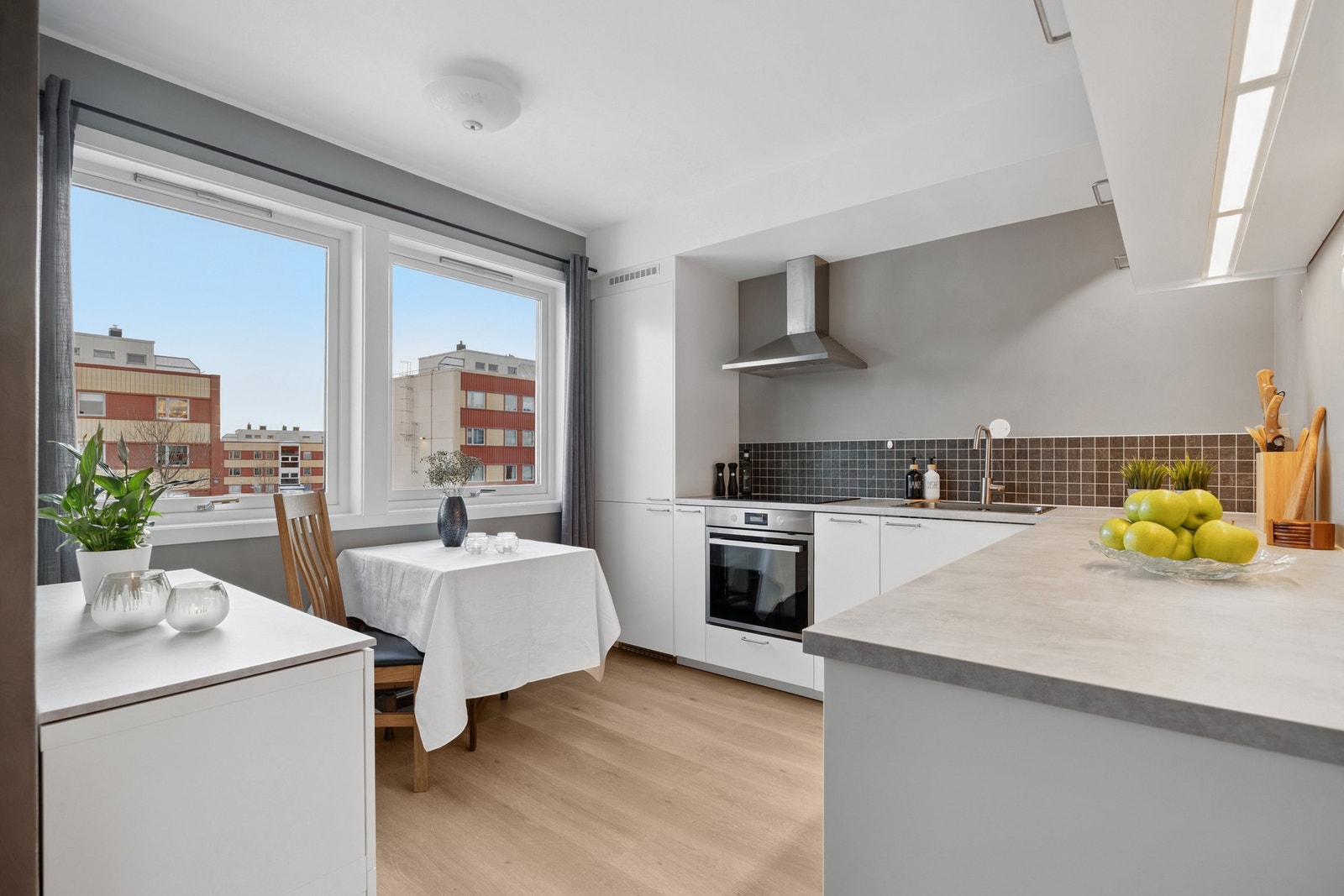 Downlights belysning i himling og lyslist over kjøkkenbenk. Galleribilde