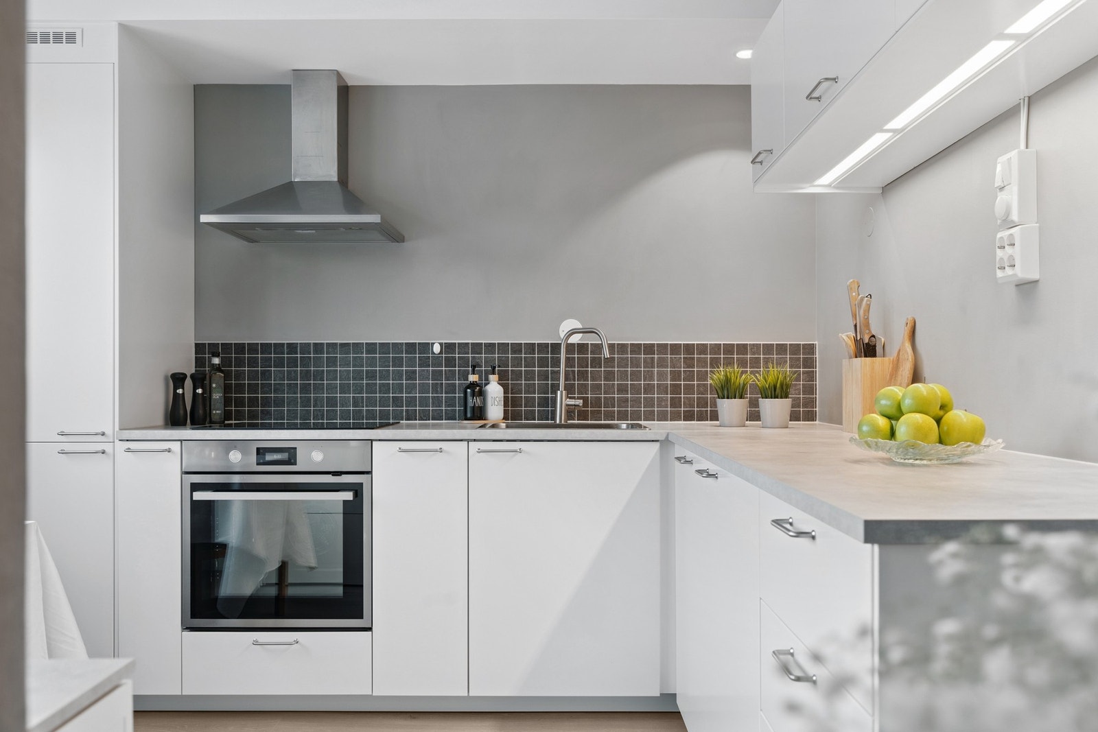 Lyst kjøkken med gode arbeidsflater og rikelig med oppbevaringsplass - ideelt både til hverdag og ved selskap. Kjøkkeninnredning fra Ikea, montert i 2022. Galleribilde