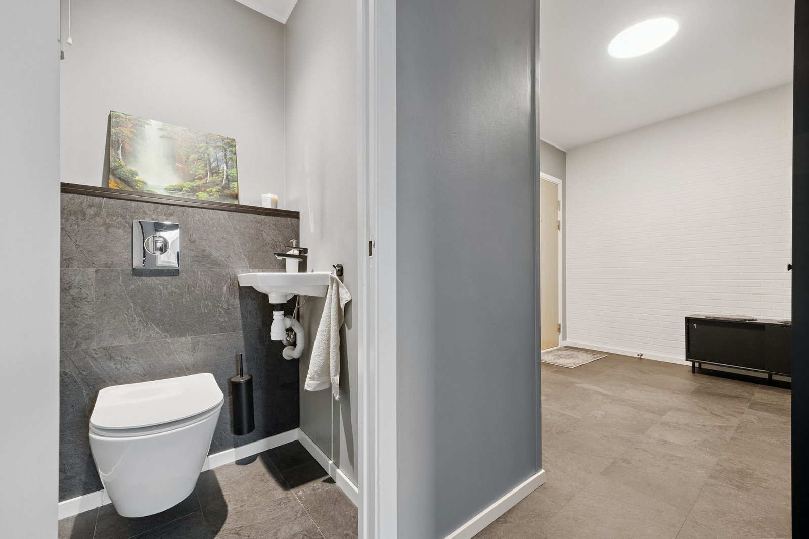 Separat toalettrom med servant og vegghengt WC. Galleribilde