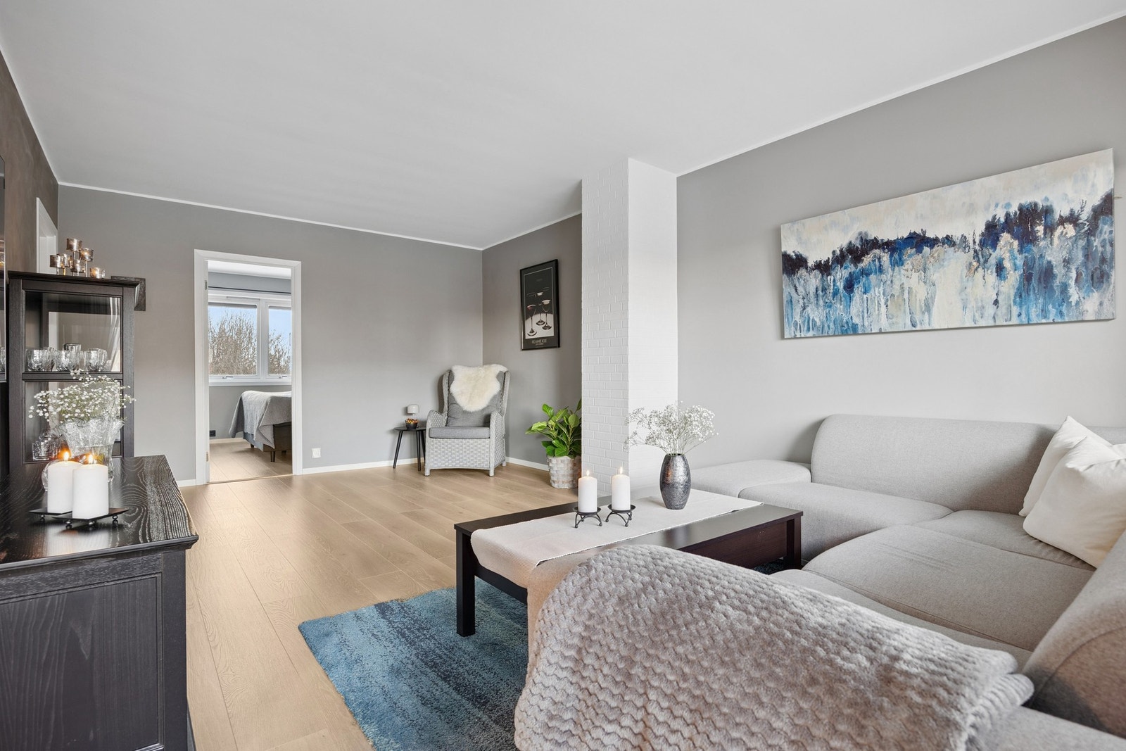 Med sine 23 kvm gir stuen rom for fleksibel innredning, og har plass til både sofagruppe og spiseplass. Galleribilde