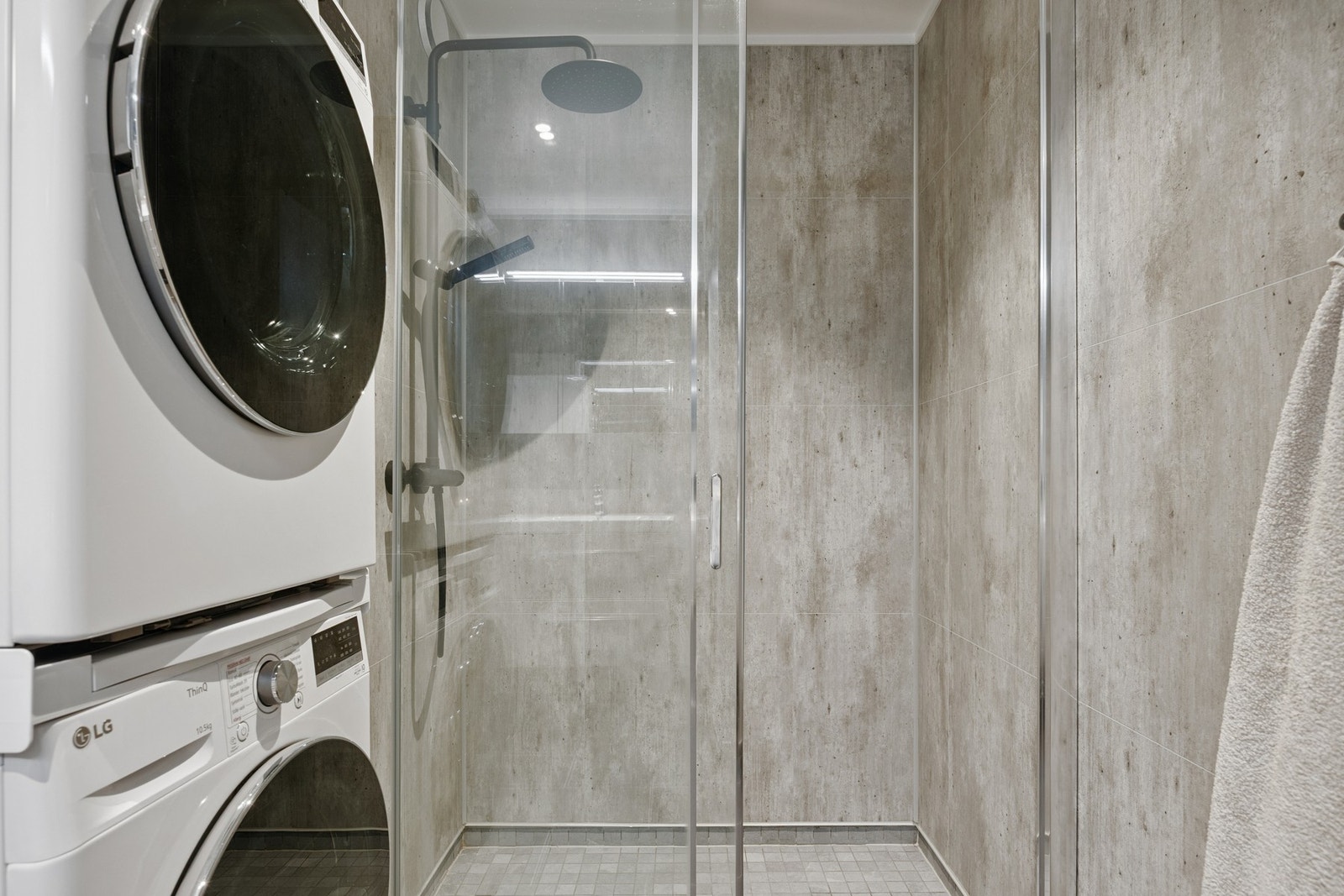 Romslig dusjnisje med standard dusjhode og luksuriøs rainshower for en behagelig dusjopplevelse. Galleribilde