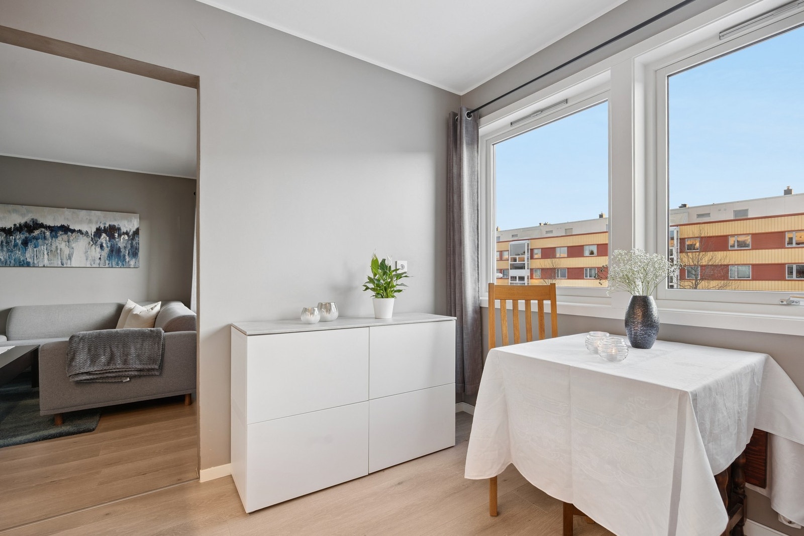 Her er det plass til en spisegruppe, samtidig som du kan nyte utsikten over området mens du lager mat eller spiser. Galleribilde