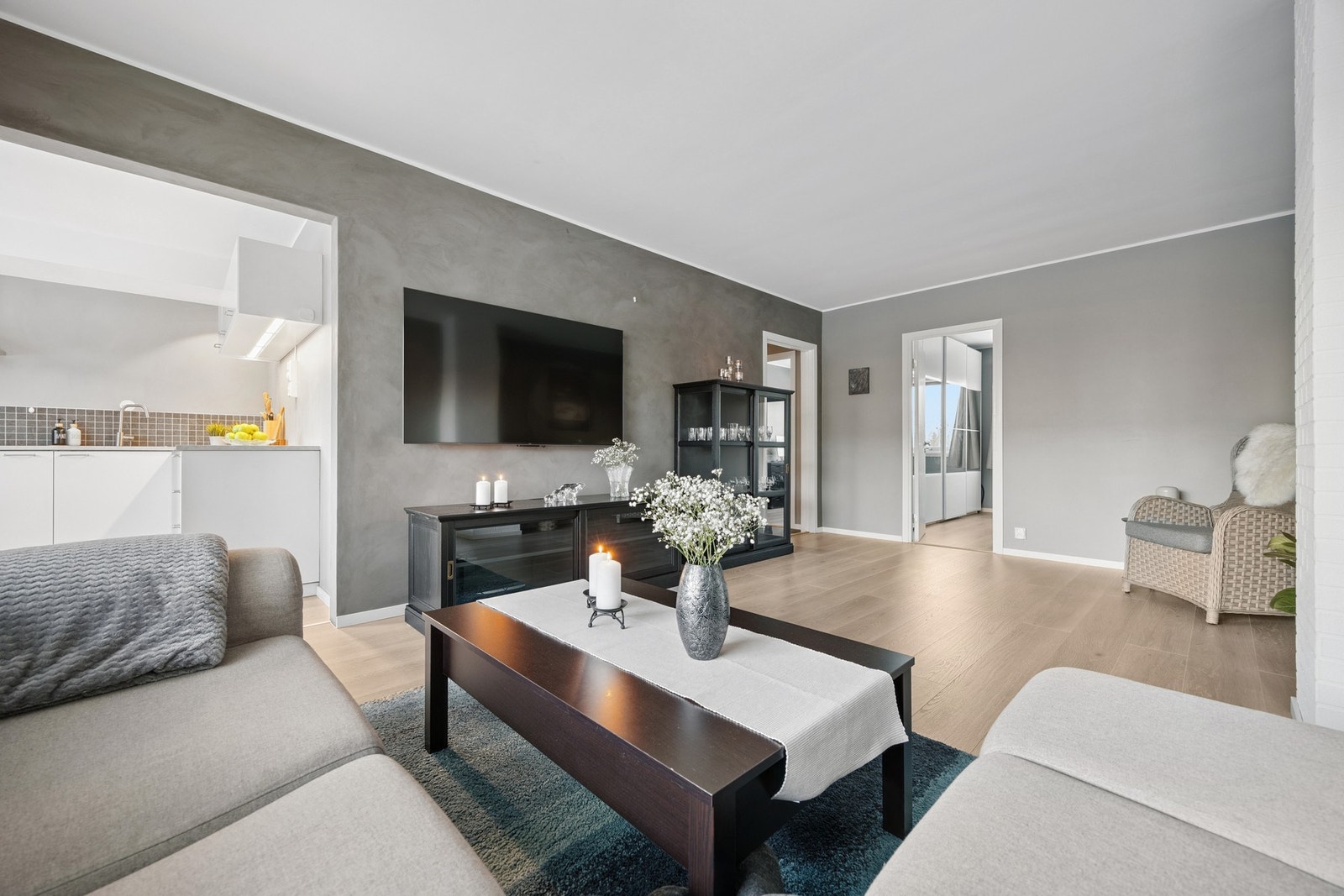 Stuen er malt i tidsriktige fargetoner og er belagt med slitesterkt og moderne laminatgulv. Galleribilde