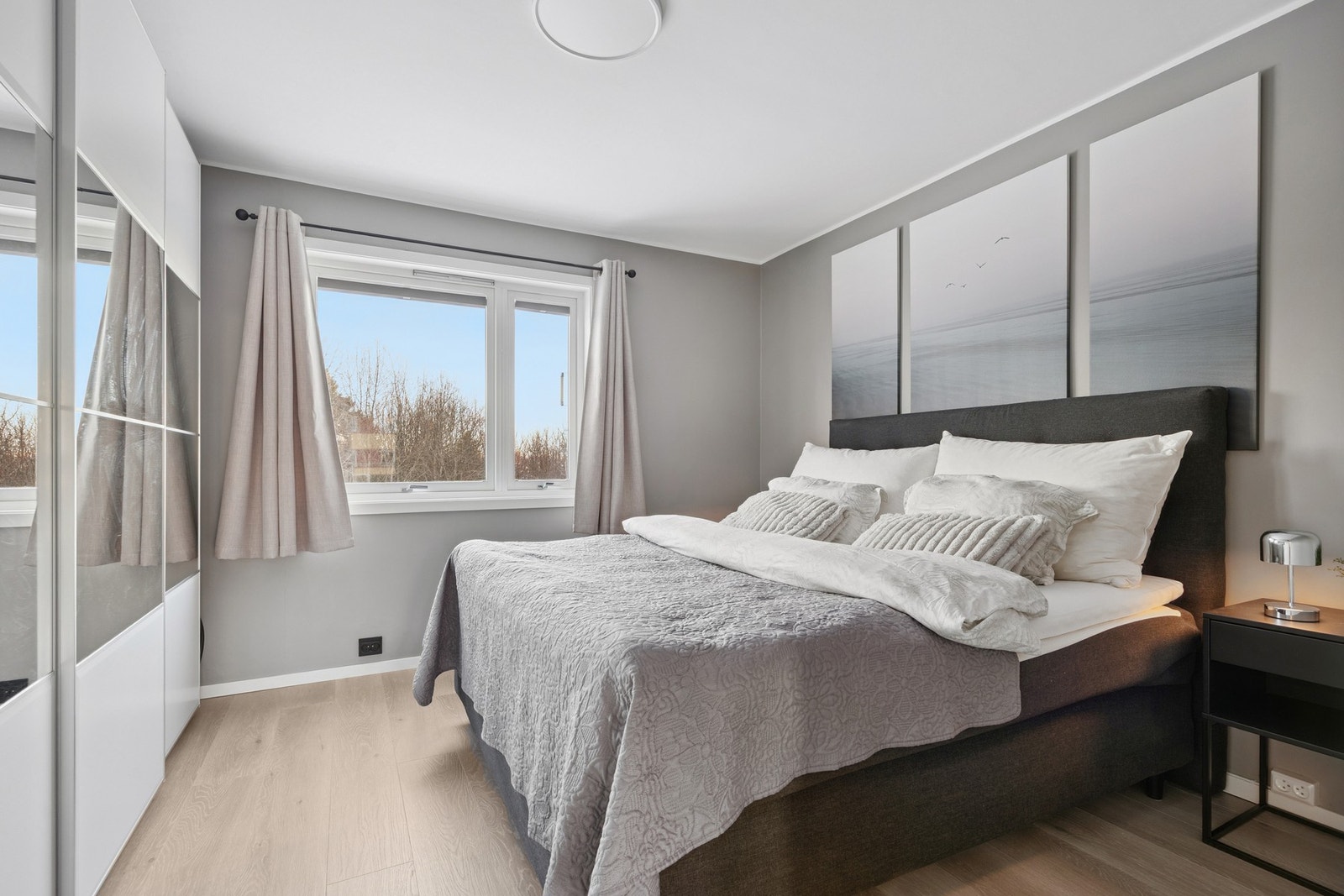 Hovedsoverommet er på 13 kvm og har god plass til dobbeltseng, garderobeløsning og øvrig møblering. Galleribilde