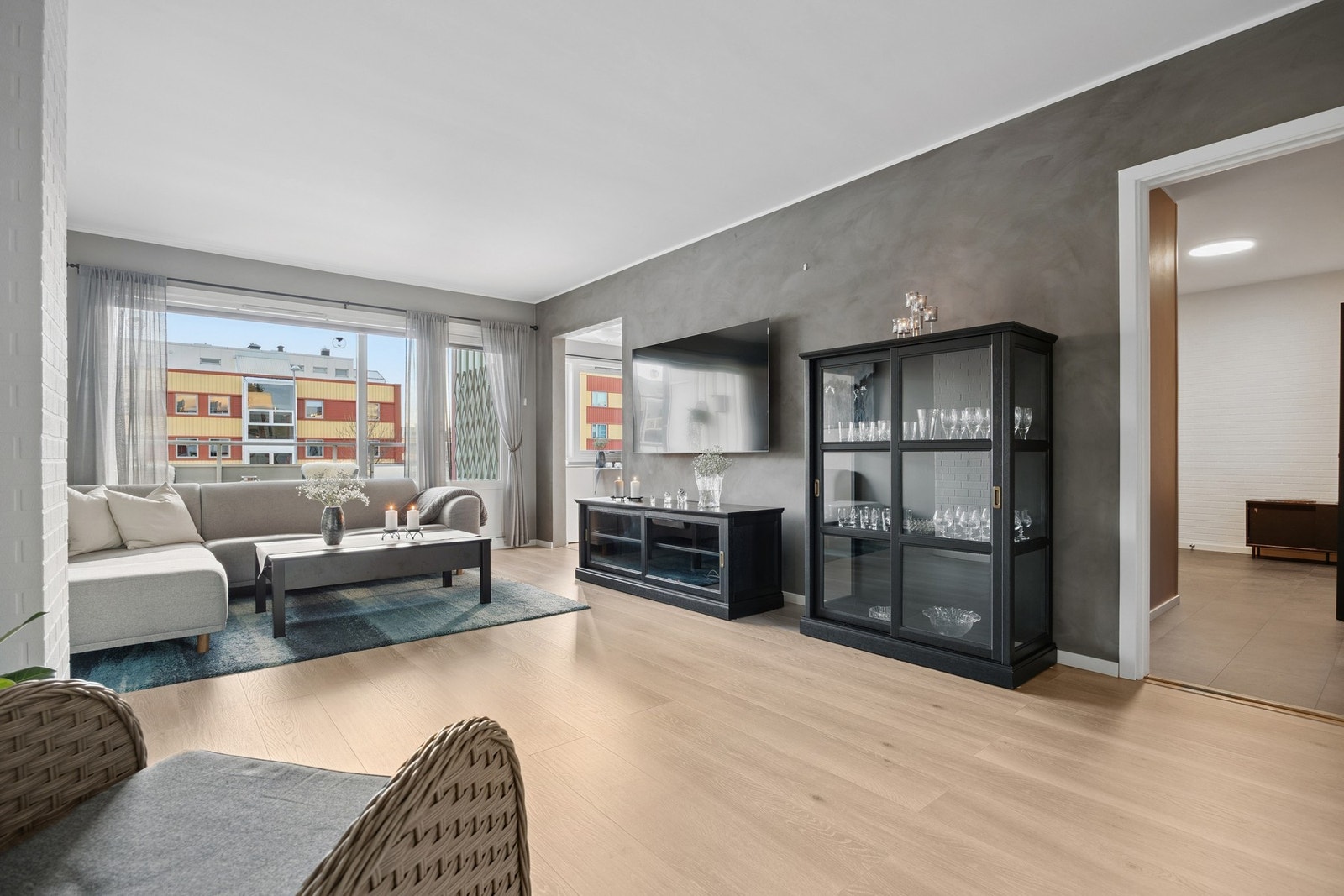 Hele leiligheten ble gjennomgående og tidsriktig pusset opp sommeren 2022, og holder i dag en moderne, helhetlig og tiltalende standard. Galleribilde