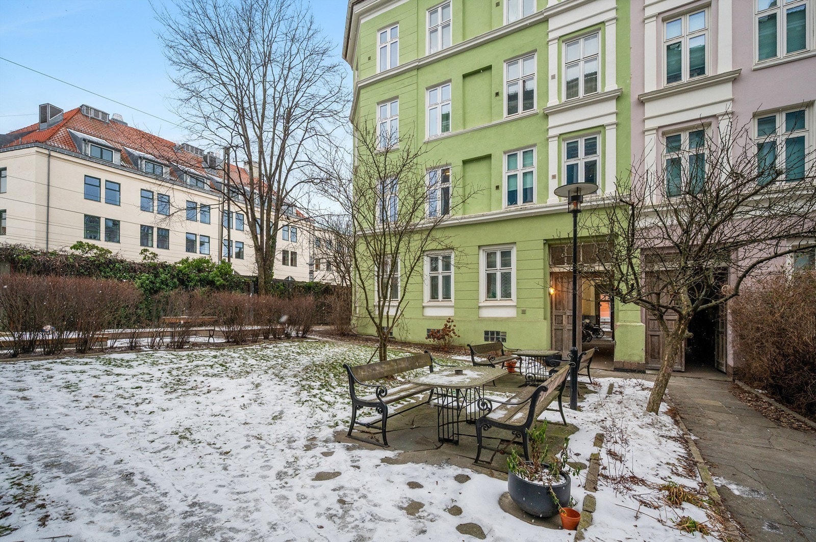 Borettslaget har en herlig bakgård, med sittegrupper, gressplen og hyggelig beplantning. Galleribilde