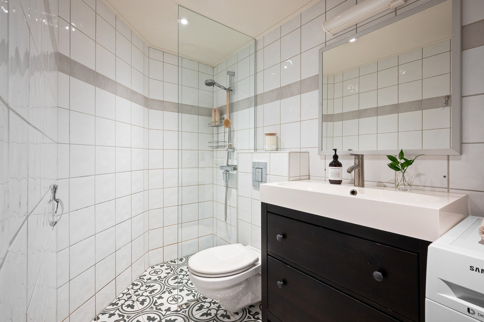 Boligen har et svært delikat baderom. Varmekablene ble skiftet i 2016, og i den forbindelse ble det lagt nye fliser på gulvet. Galleribilde