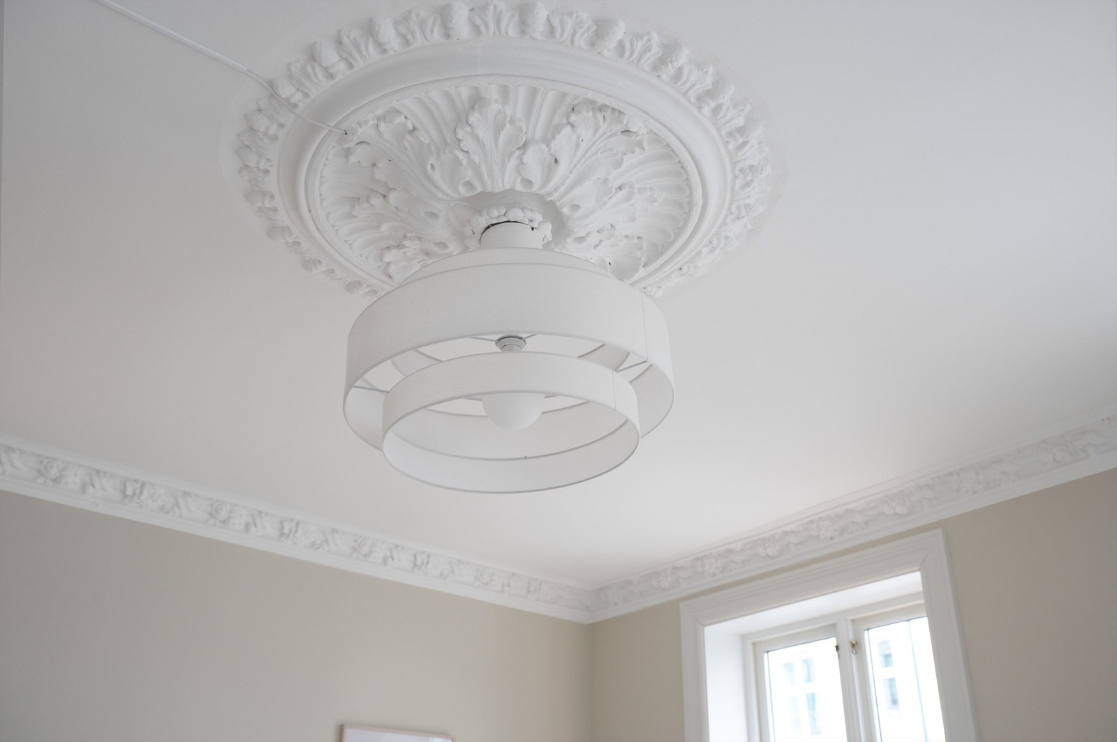 Boligen har vakre, klassiske detaljer som rosett, stukkatur og store vinduer. Galleribilde