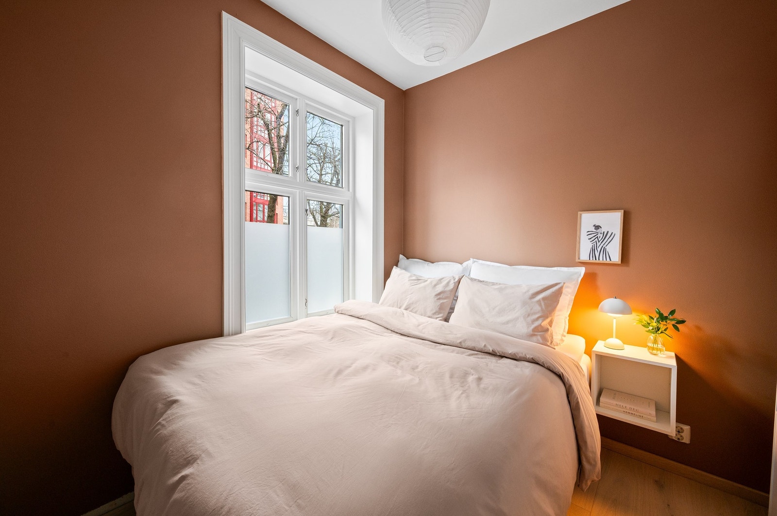 Hovedsoverommet har god plass til dobbeltseng med nattbord. Rommet vender ut mot sidegate. Galleribilde