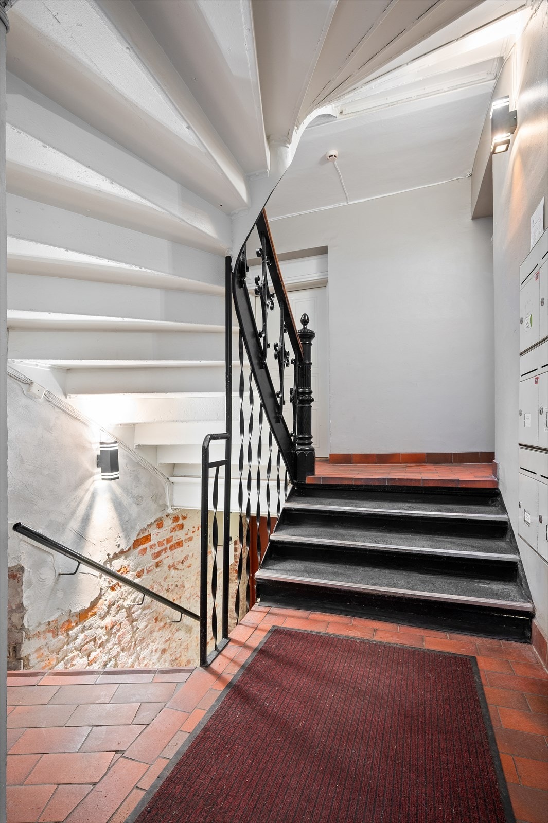 Klassisk oppgang. Bod i kjeller ca 3 kvm. Borettslaget er oppgradert i ca 2000. Galleribilde