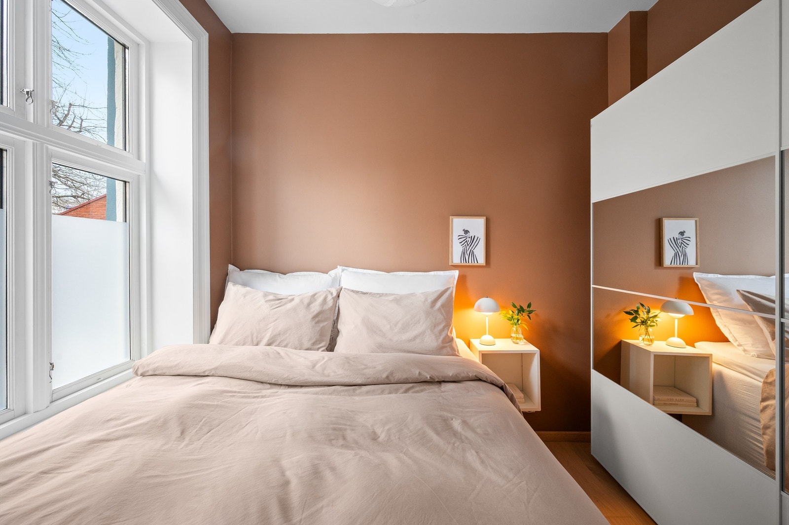 Klær kan oppbevares ryddig i en romslig skyvedørsgarderobe. Galleribilde