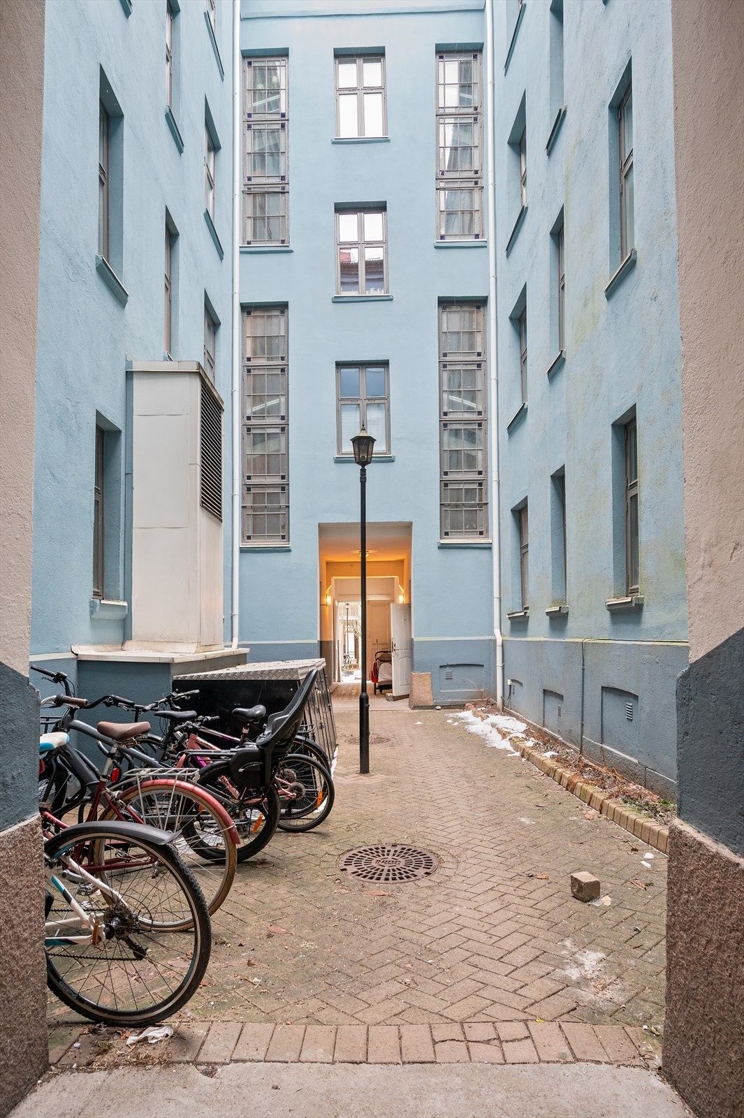 Sjarmerende gårdsrom med sykkelparkering. Galleribilde