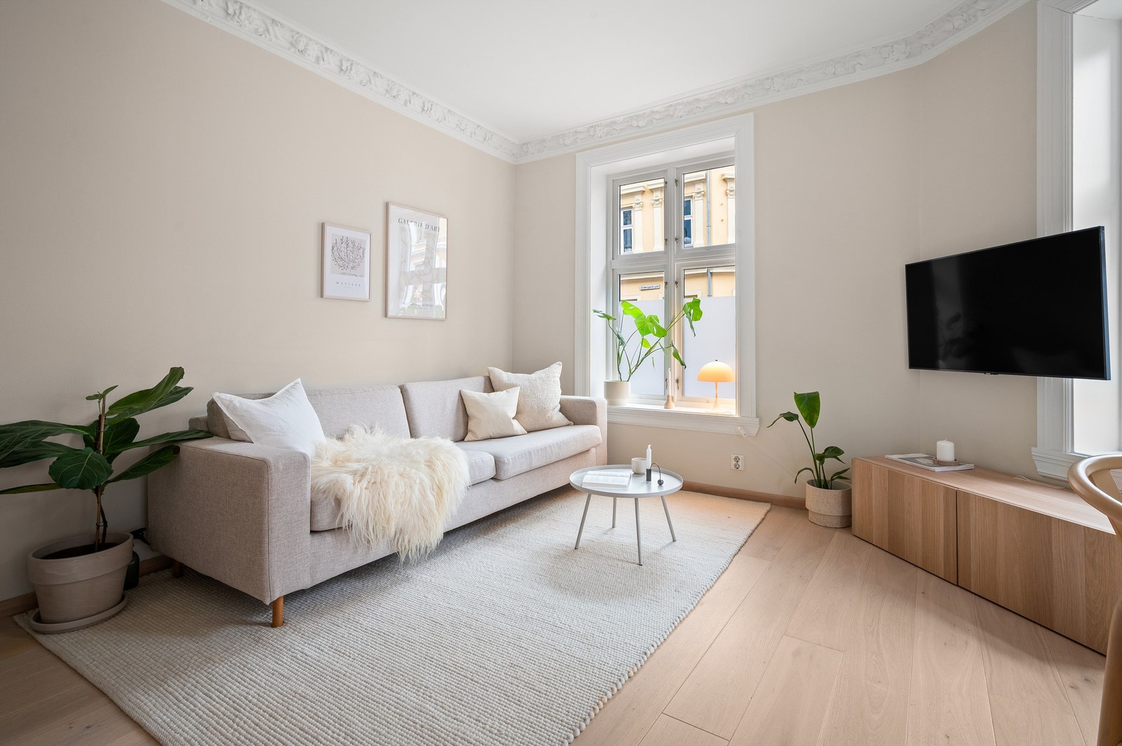 Takhøyden gir rommet en luftig atmosfære. Galleribilde