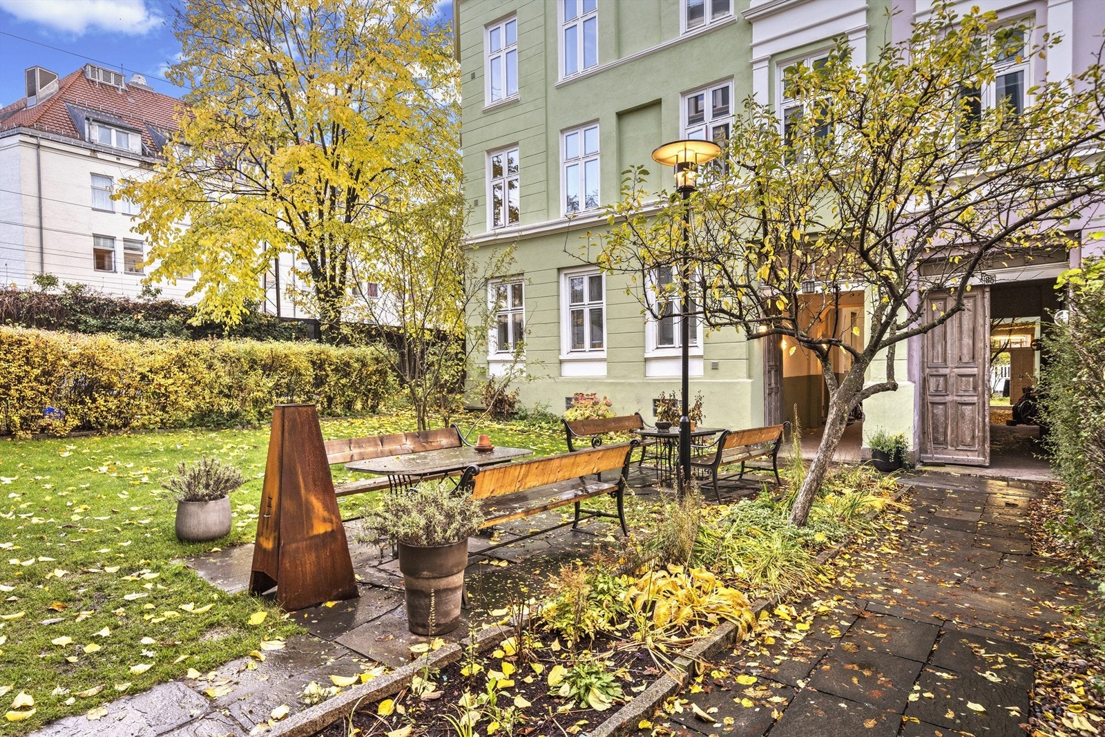 Sjarmerende hage i borettslaget. her fra på høsten. Galleribilde