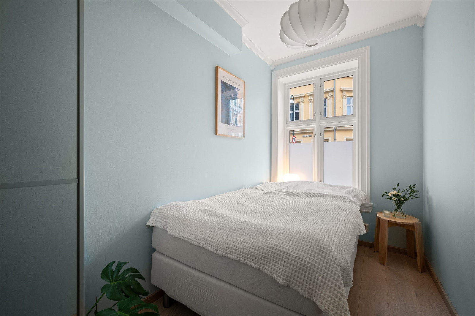 Også her er det plass til dobbeltseng og gode oppbevaringsmuligheter. Galleribilde