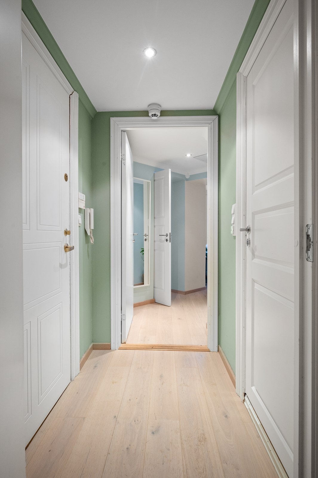 Entré med inngang til hoveddel og hybeldel samt baderom. Hybeldel kan omgjøres til et stort ekstra soverom etter ønske. Galleribilde