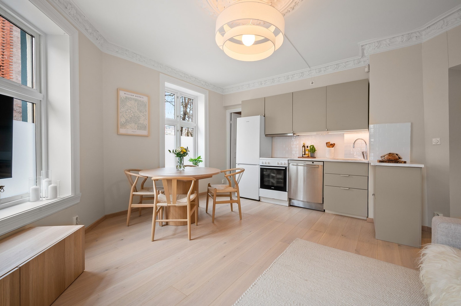 Stuen oppleves som lys og innbydende. Tre store vinduer slipper inn rikelig med dagslys. Galleribilde