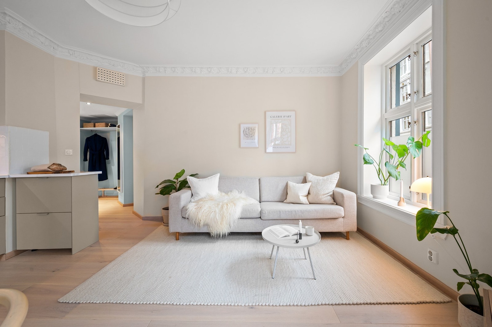 Delikat standard med eikeparkett på gulv i entré og hoveddelen. Galleribilde