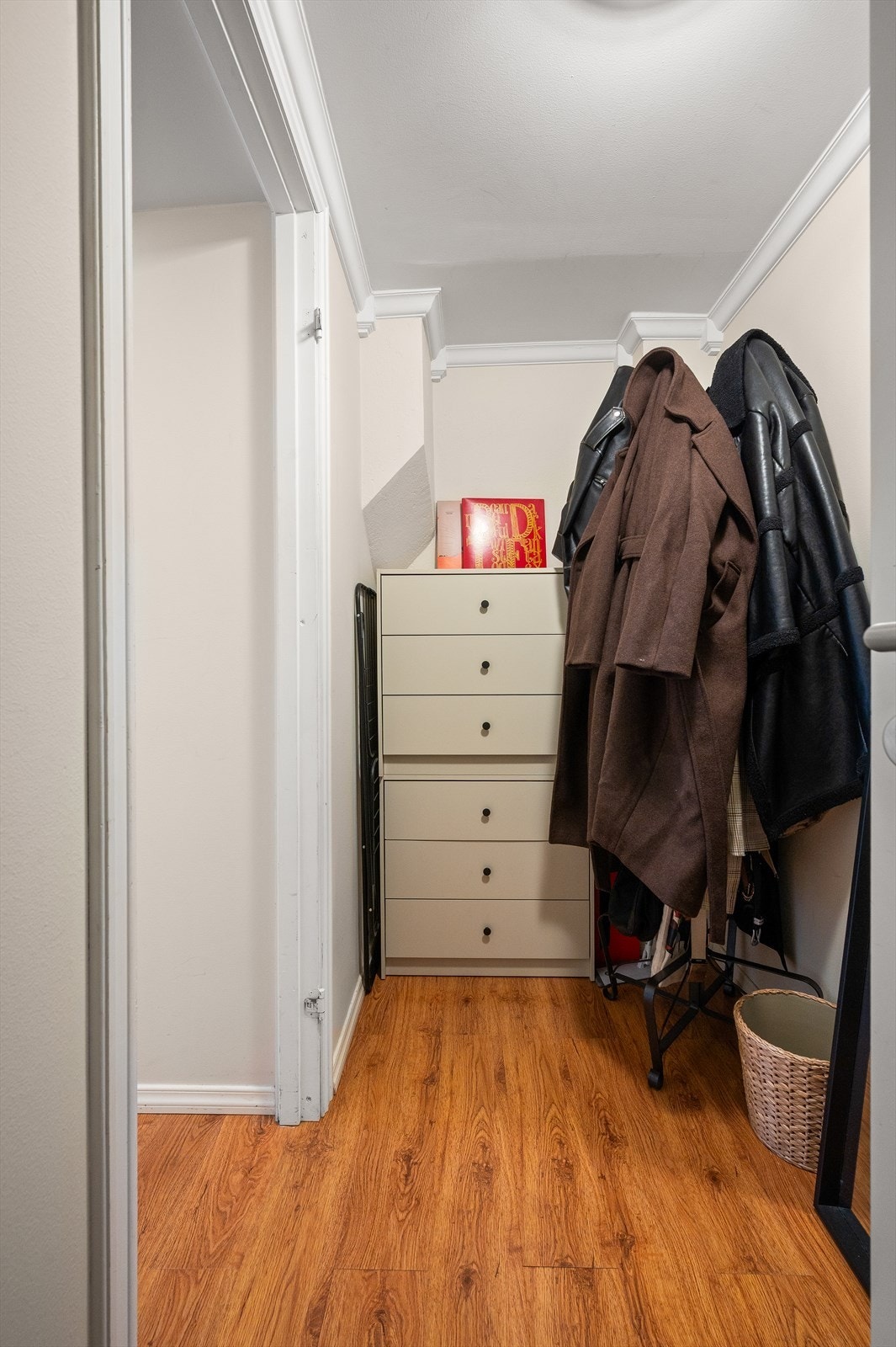 Hybeldel har også gang med god plass til oppbevaring. Galleribilde