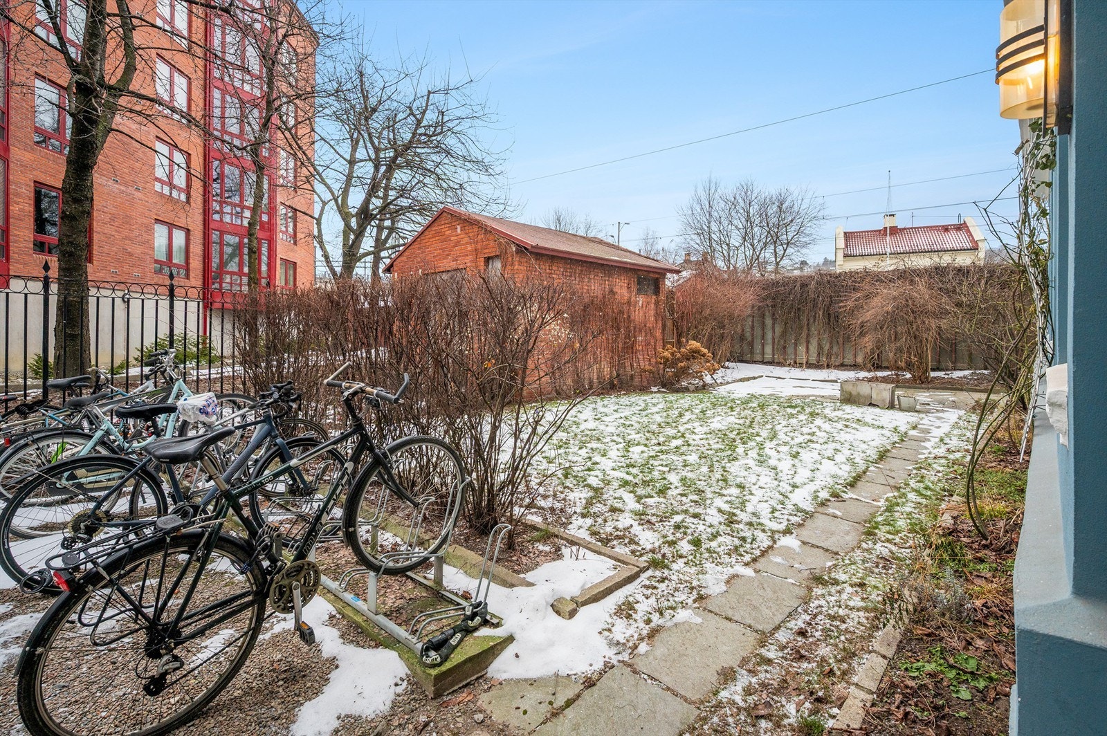 Hyggelige forhager utenfor oppgangen og leiligheten. Galleribilde