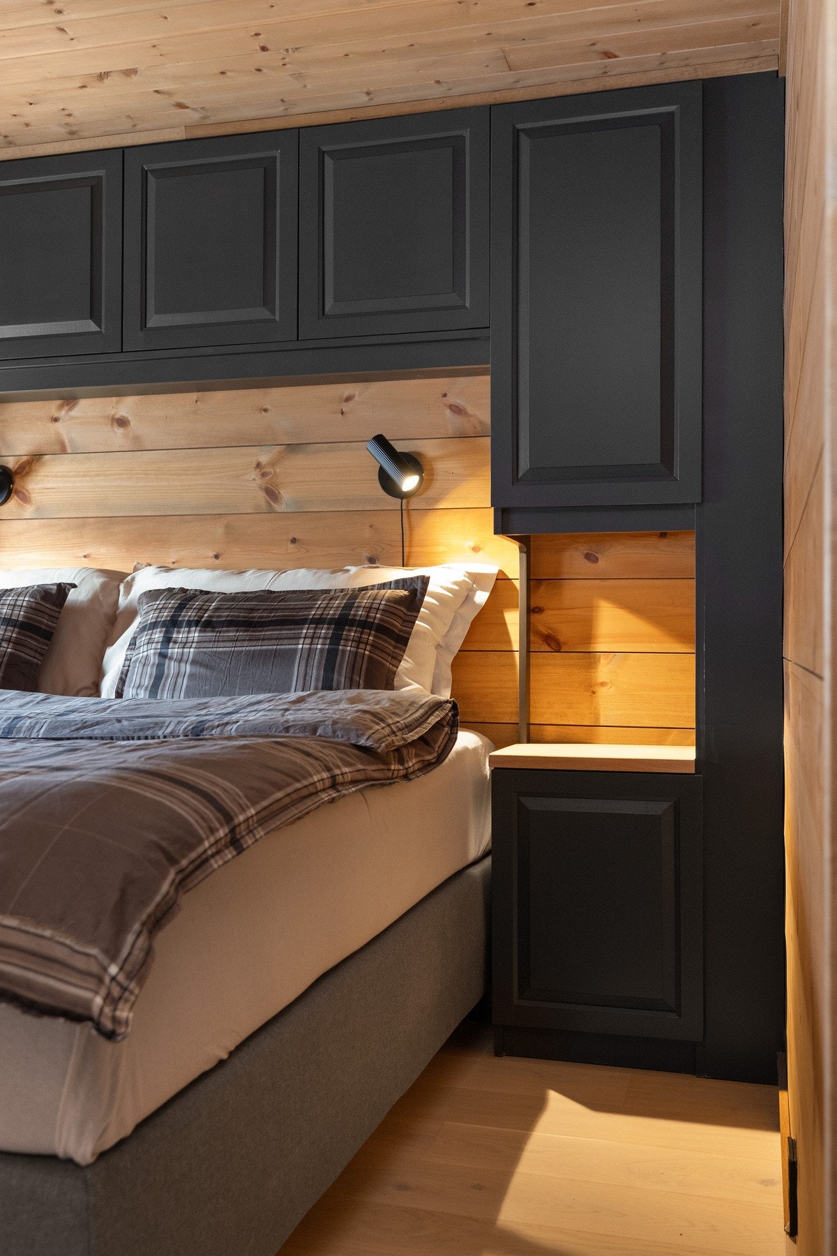 God plass til oppbevaring i den nye plassbygde skapinnredningen med integrerte nattbord Galleribilde