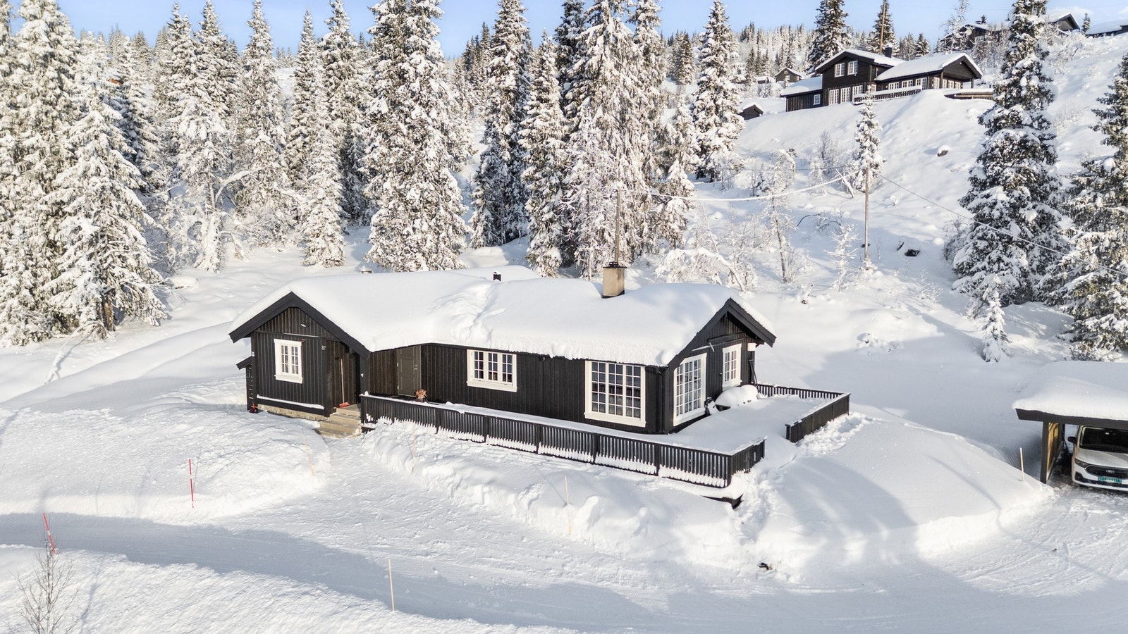 Tomten foran hytta samt på den ene siden ble opparbeidet og sådd høsten 2025, og det er lagt ny grus på gårdsplassen Galleribilde