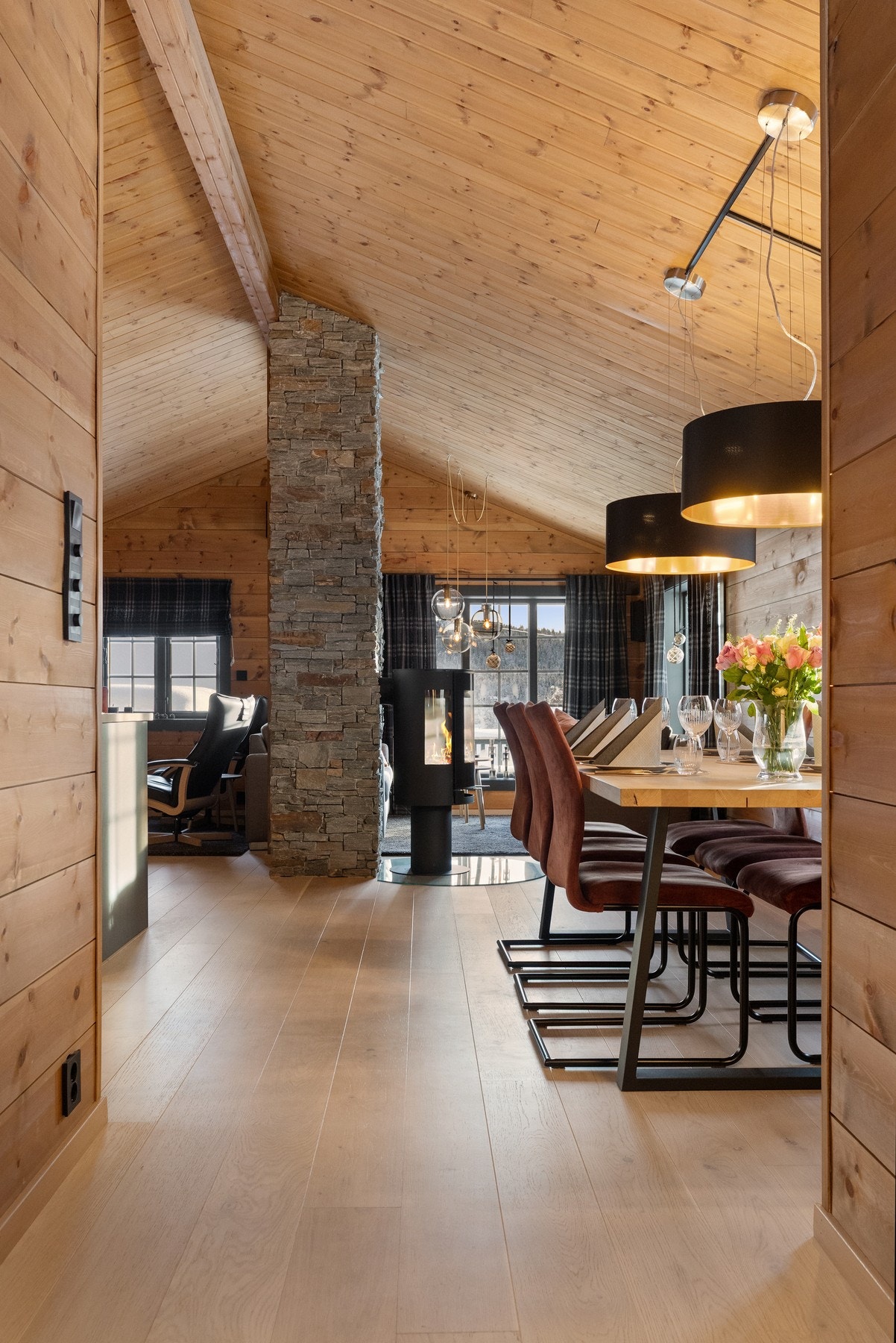 Midt i stuen finner vi en effektiv peisovn av type Aduro 9-3 Lux som gir god varme og den lune, fine hyttestemningen Galleribilde