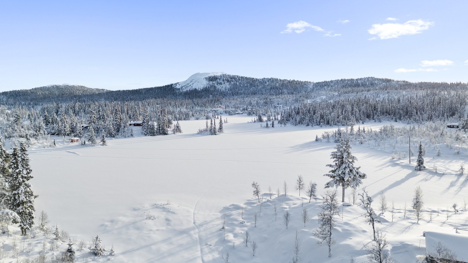 Hytta ligger fint til i vakre omgivelser Galleribilde