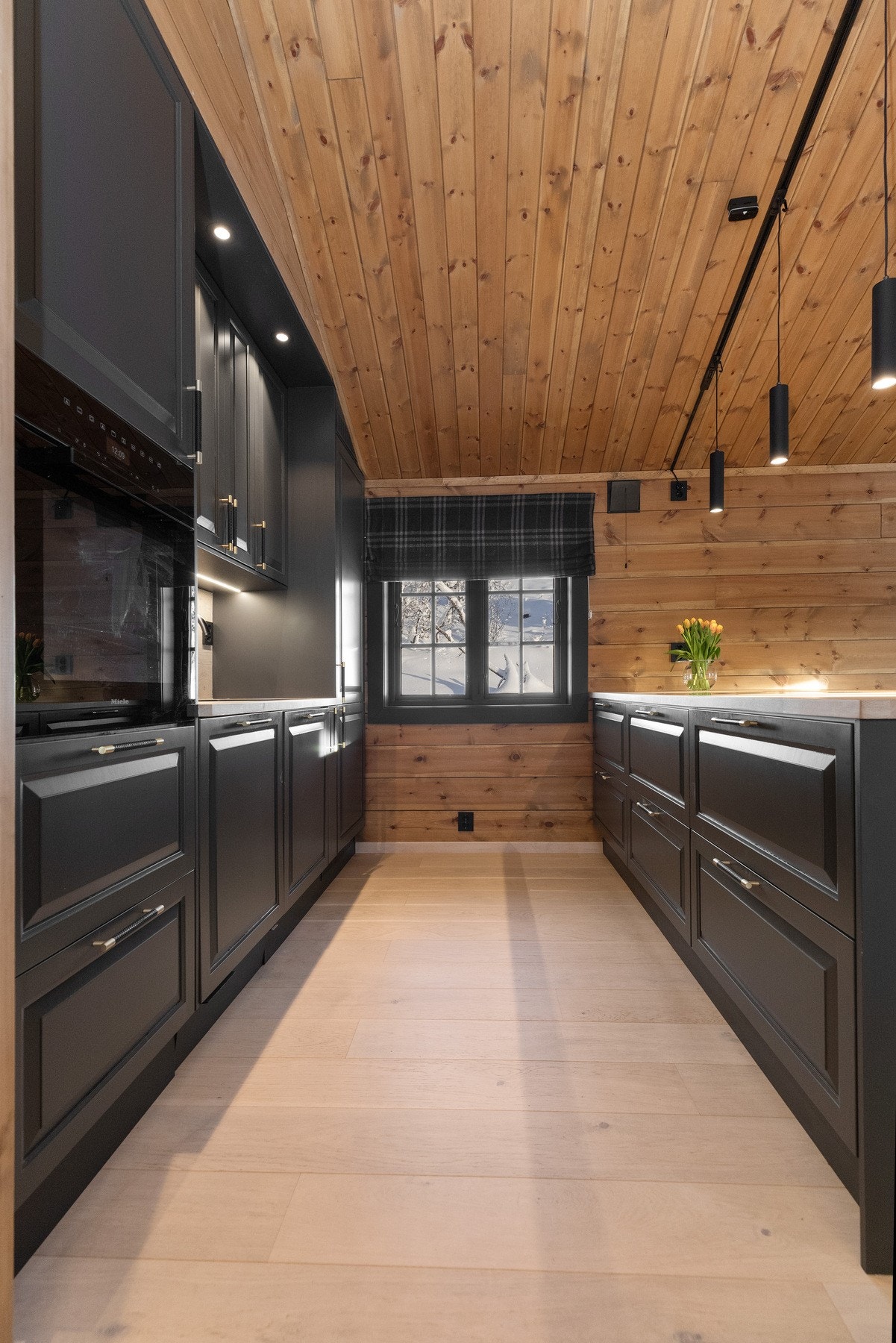 Kjøkkenet er delikat og moderne og har kjøkkenøy som bidrar til å gjøre det enkelt å være sosial mens man steller i stand gode måltider. Galleribilde