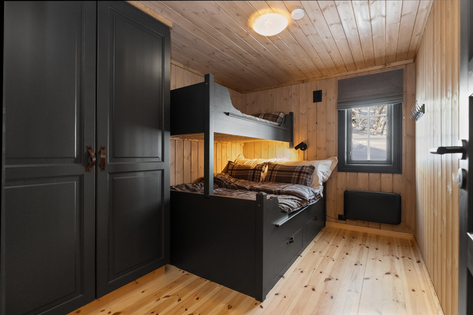 Soverom to er i dag møblert med familiekøyeseng samt plassbygd garderobeskap. Galleribilde