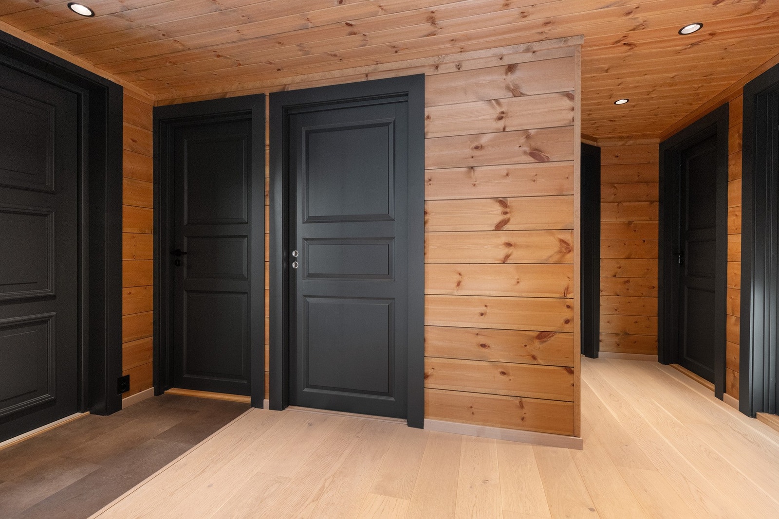 Fra entré har man også tilgang til bod med skyvedør, her er det fire dype hyller som gir rikelig plass til lagring og oppbevaring. Galleribilde