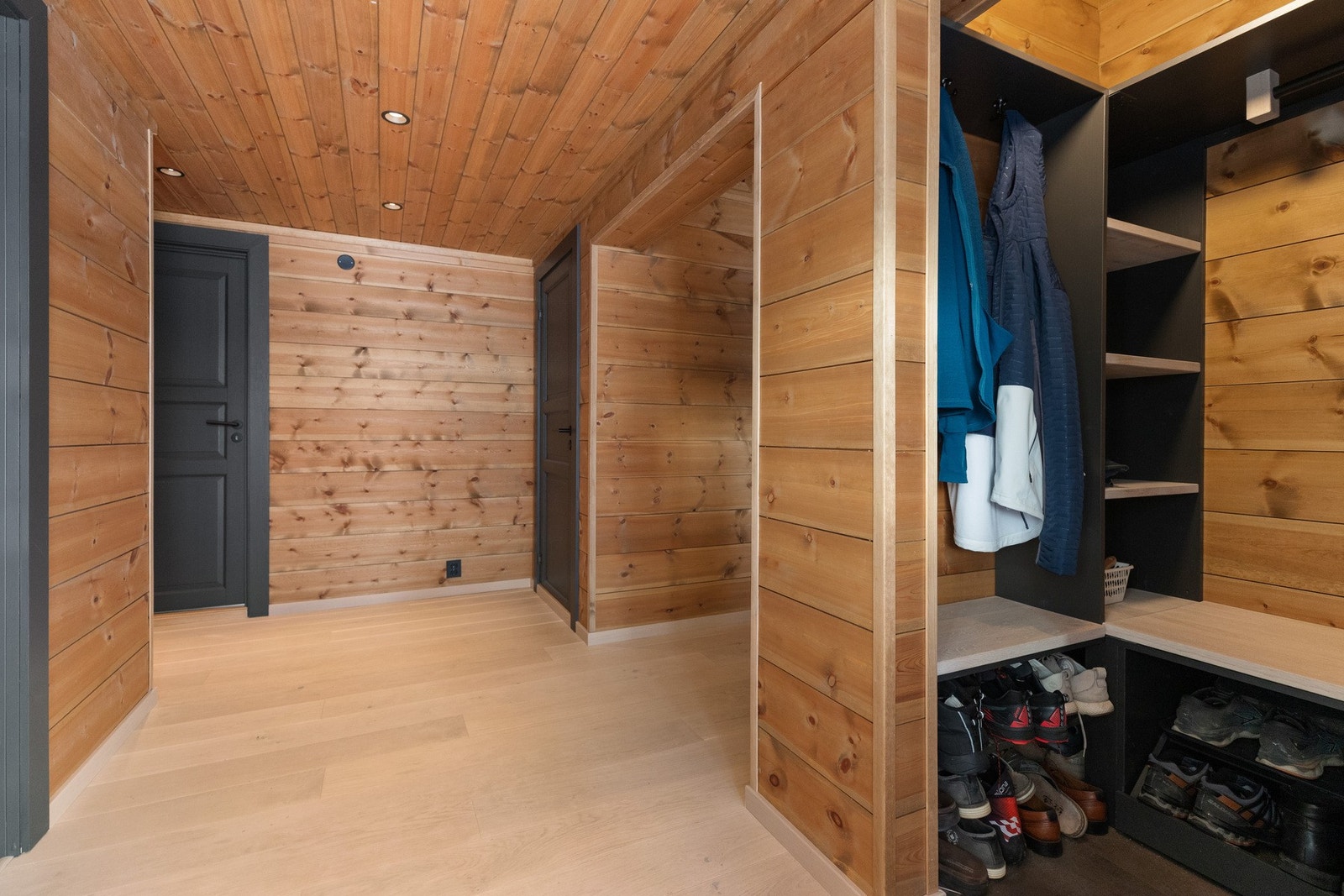 I hyttas entrè finner man ny praktisk garderobe med flere hyller samt uttrekkbar romslig skoskuff. Veldig praktisk sted å henge fra seg tøy Galleribilde